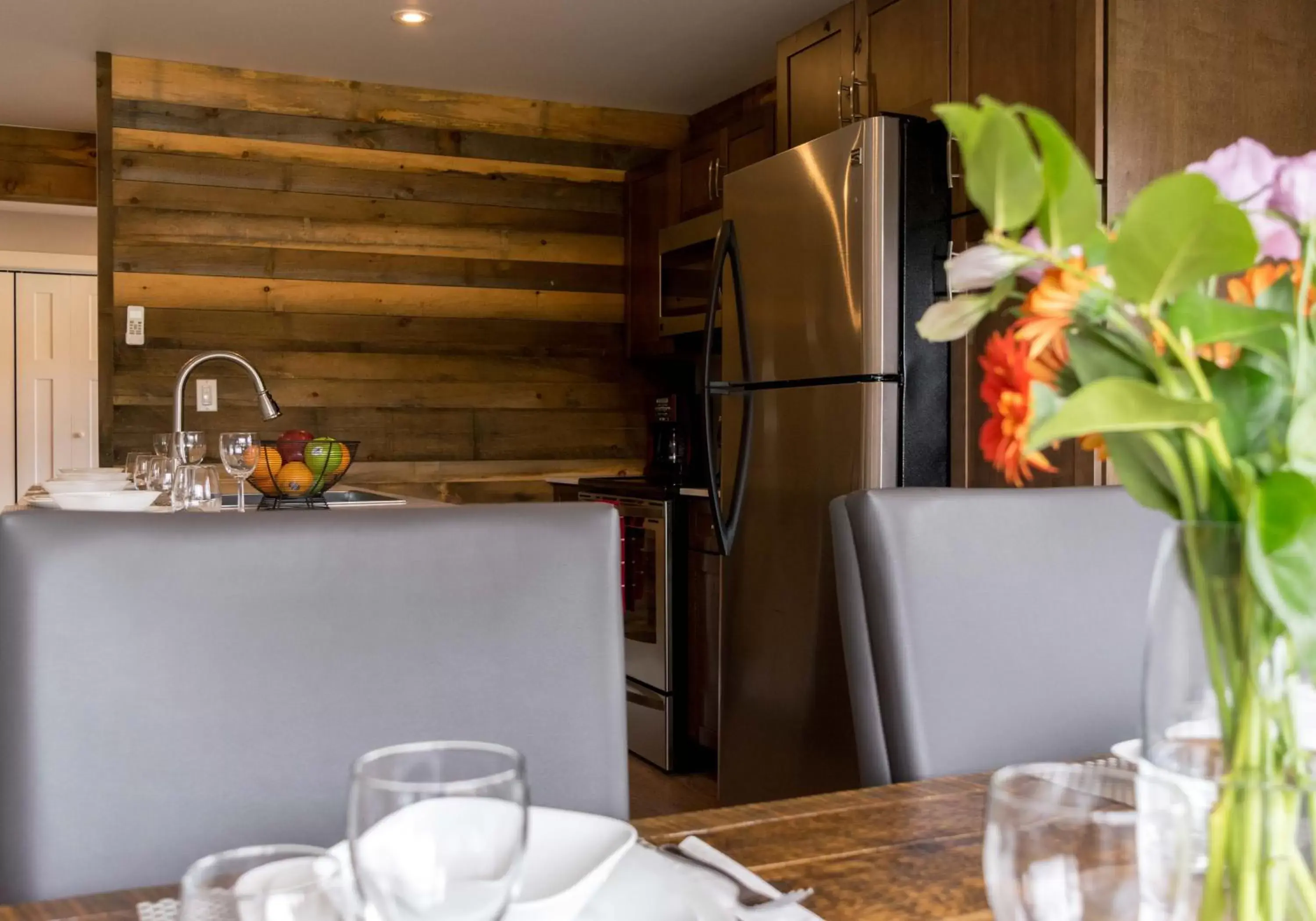 Dining area, Kitchen/Kitchenette in Lake Placid Inn: Residences