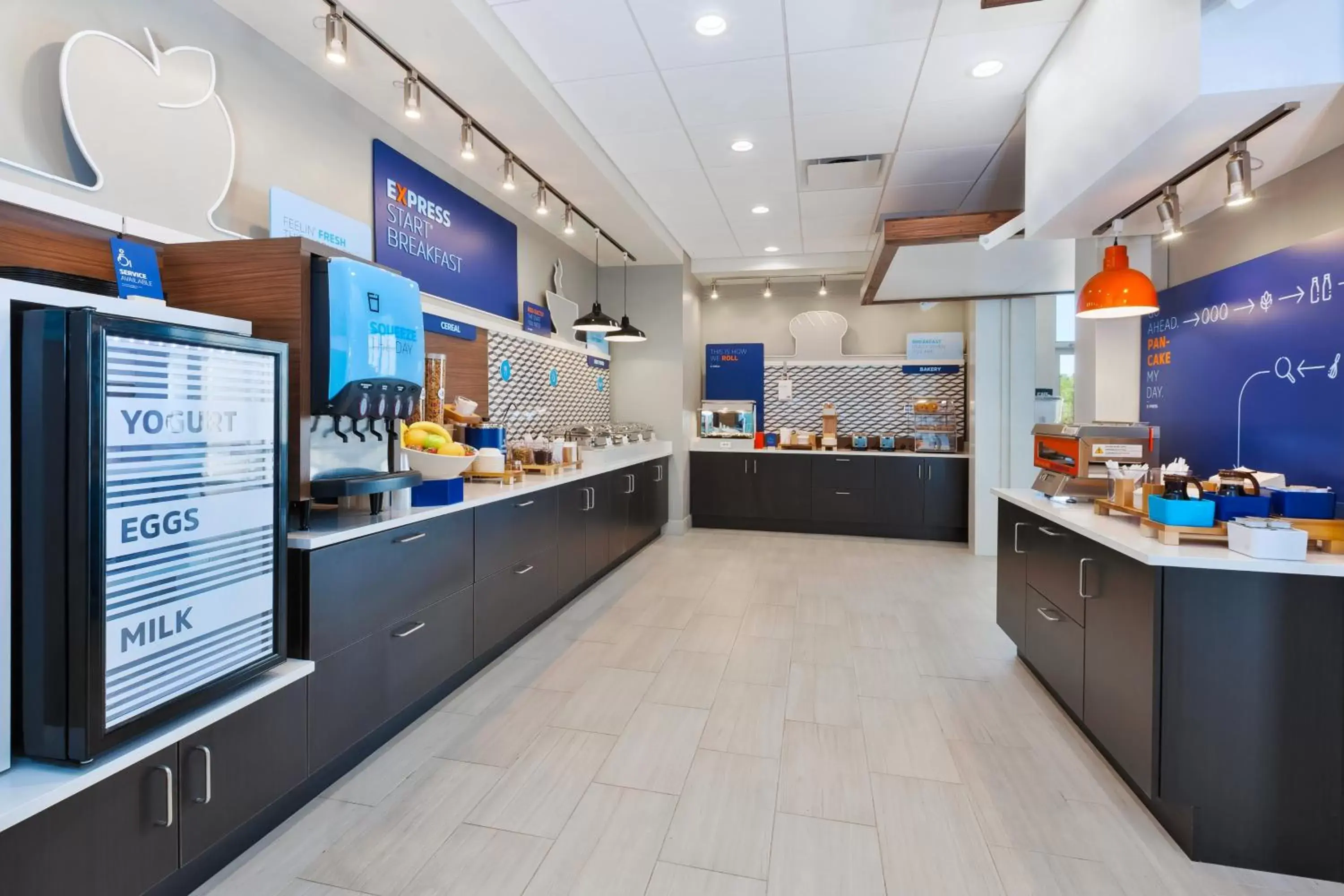 Breakfast, Kitchen/Kitchenette in Holiday Inn Express & Suites - Grand Rapids Airport - South, an IHG Hotel