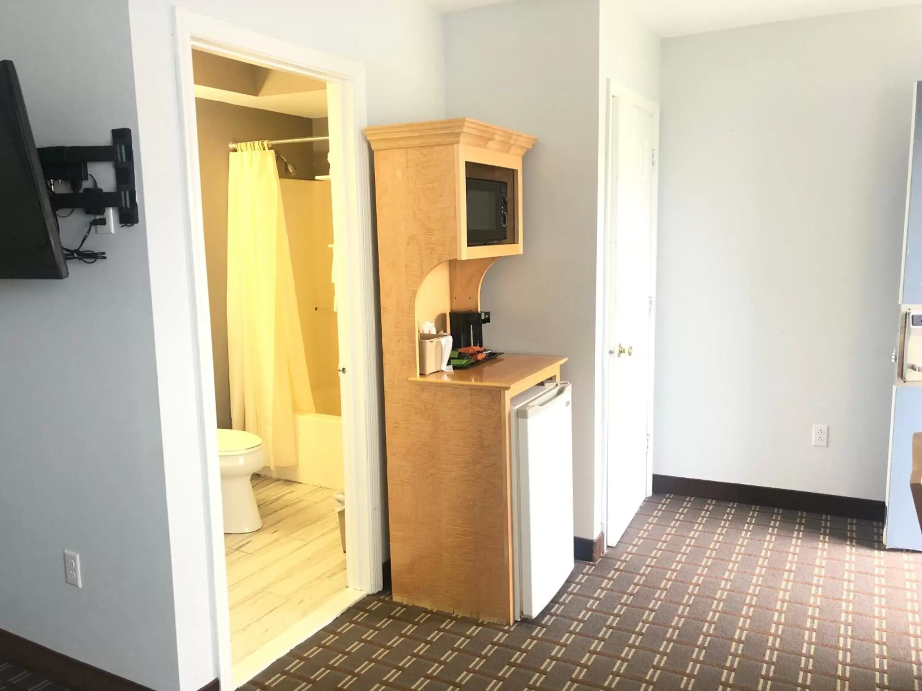 Shower, TV/Entertainment Center in The Atlantic House