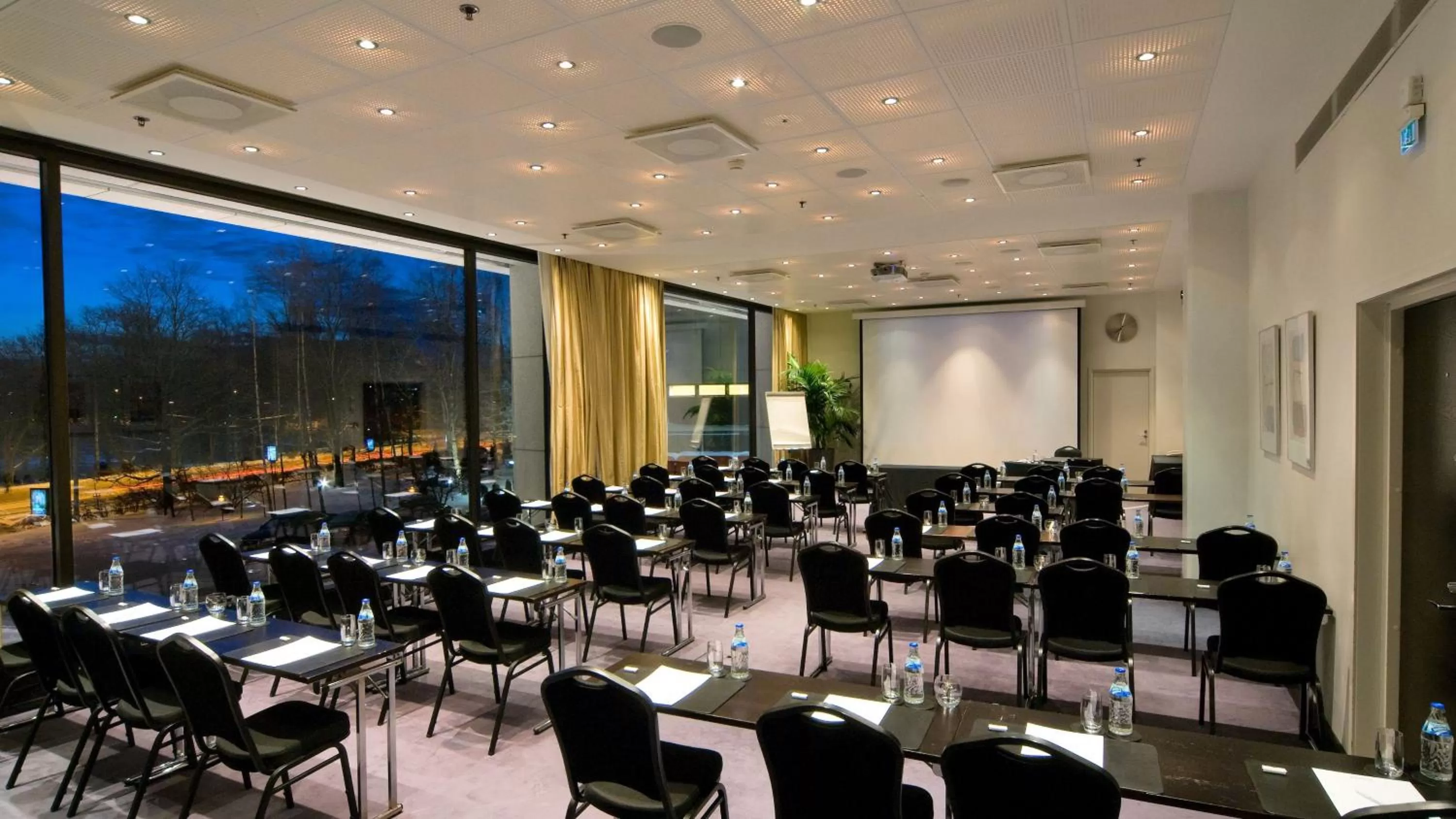 Meeting/conference room in Crowne Plaza Helsinki - Hesperia by IHG