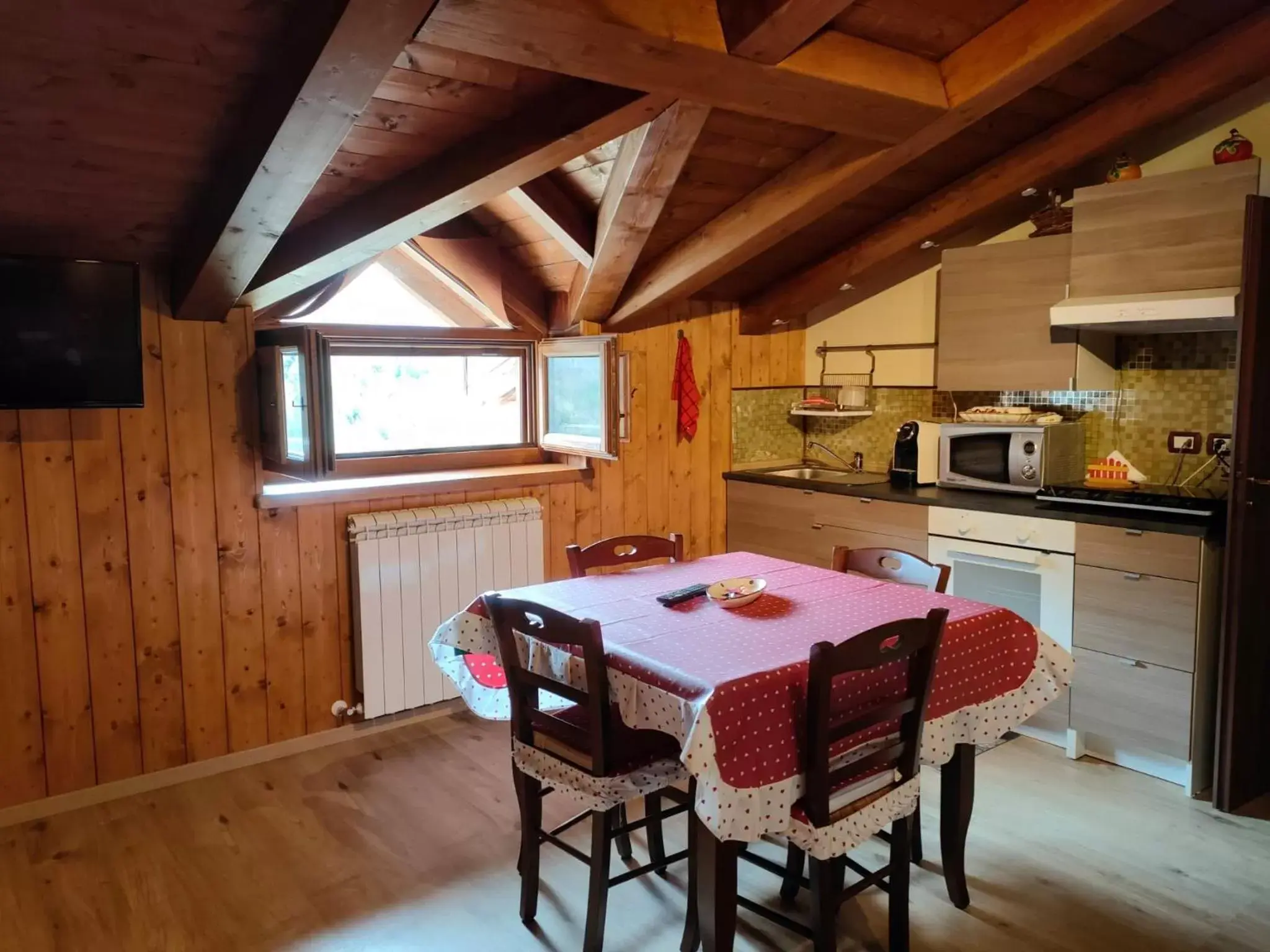 Kitchen or kitchenette, Dining Area in B&B Il Ghiro-Country House