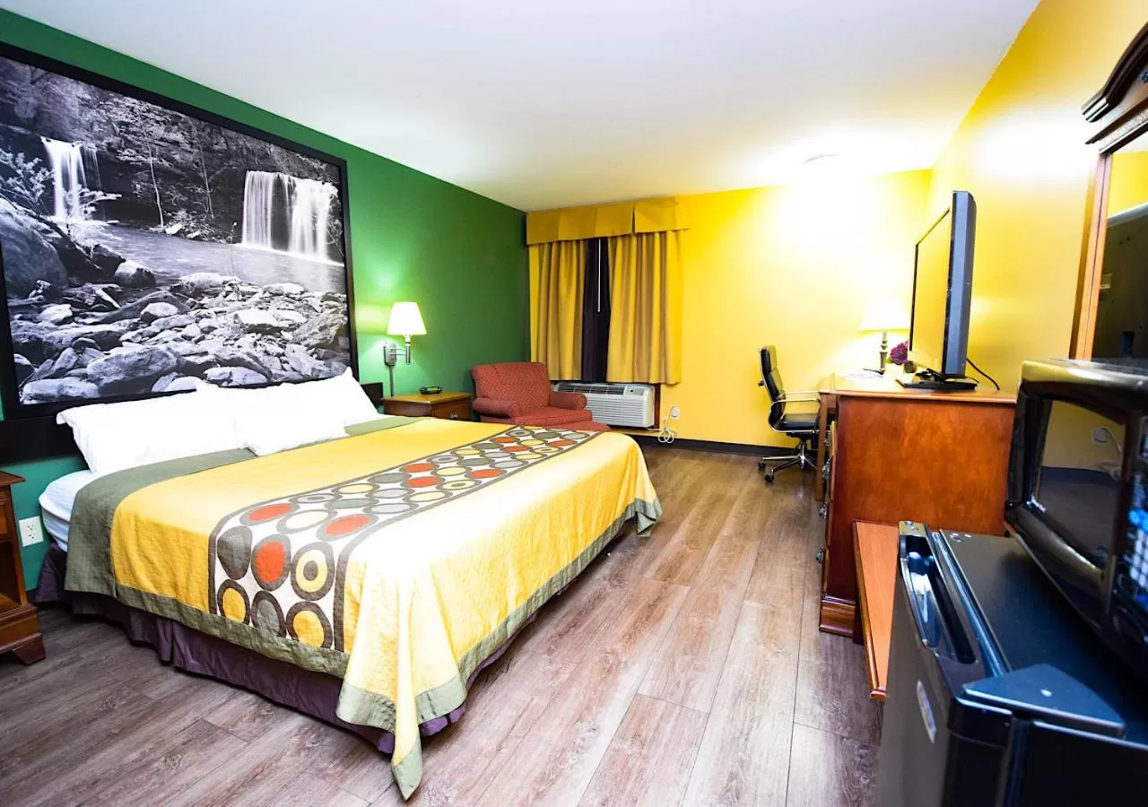 Photo of the whole room, Bed in Super 8 by Wyndham Searcy AR