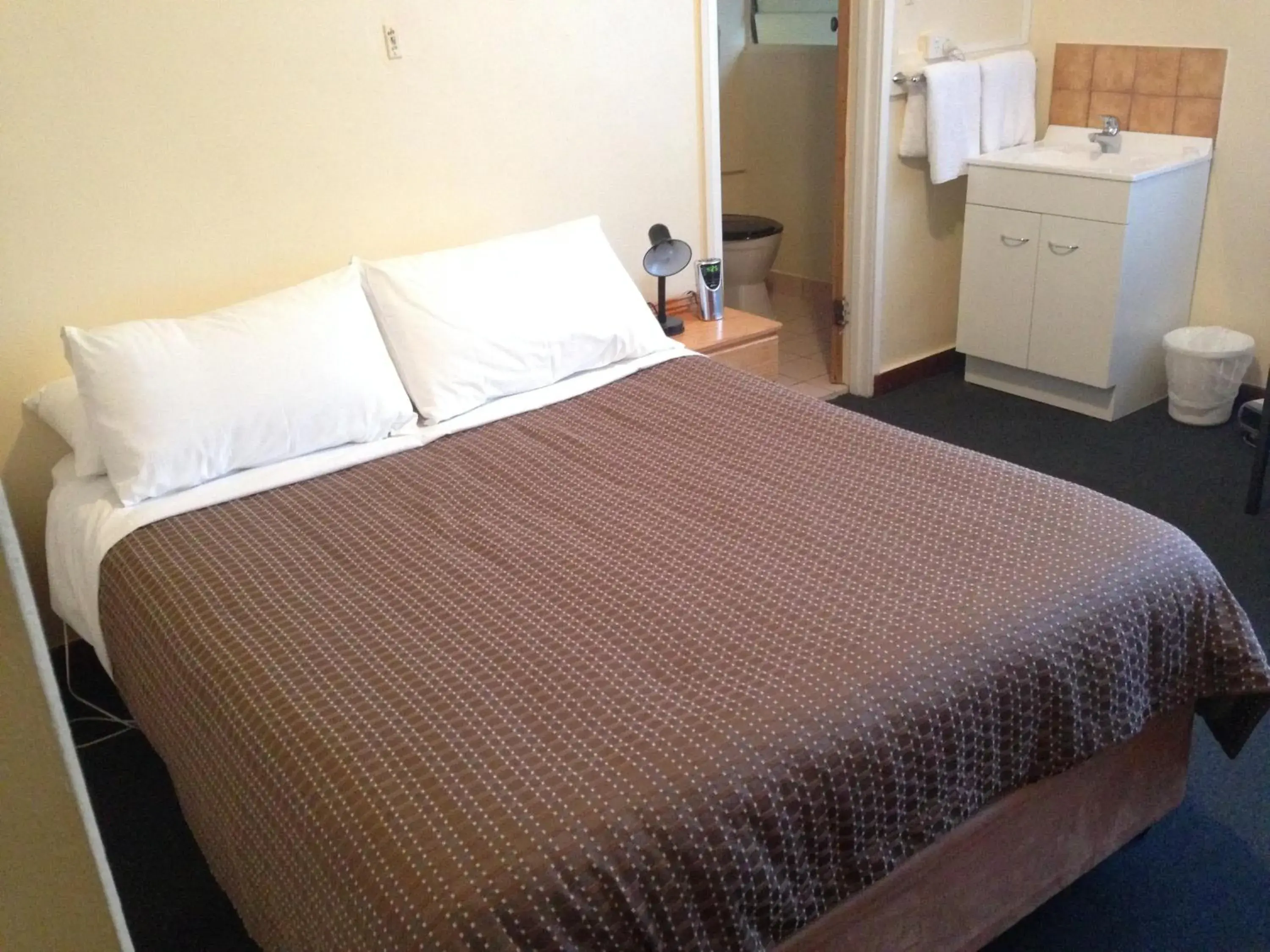 Double Room with Private Bathroom (2 star) in TRC Hotel