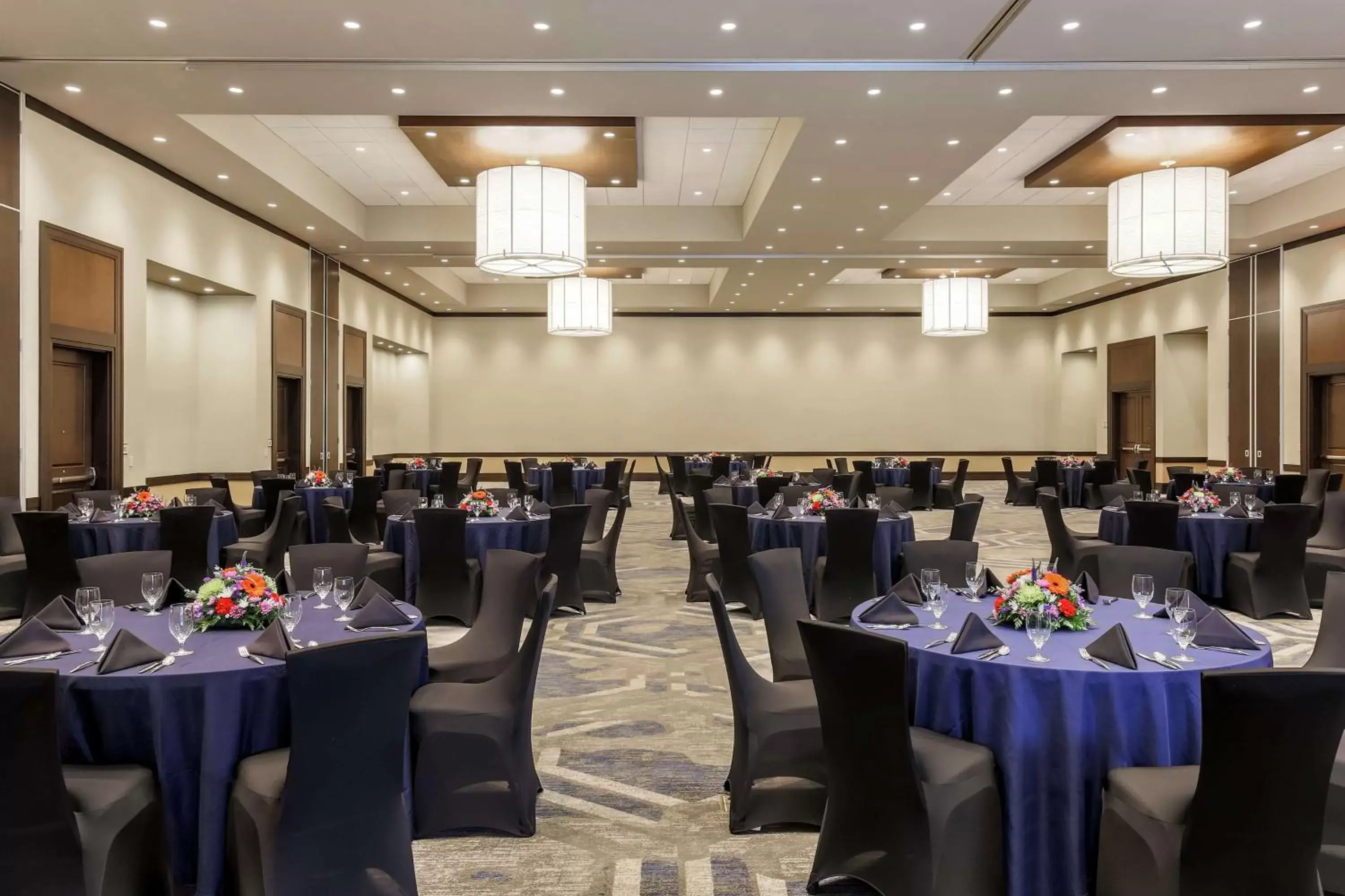 Meeting/conference room, Restaurant/Places to Eat in Embassy Suites By Hilton Syracuse Destiny USA