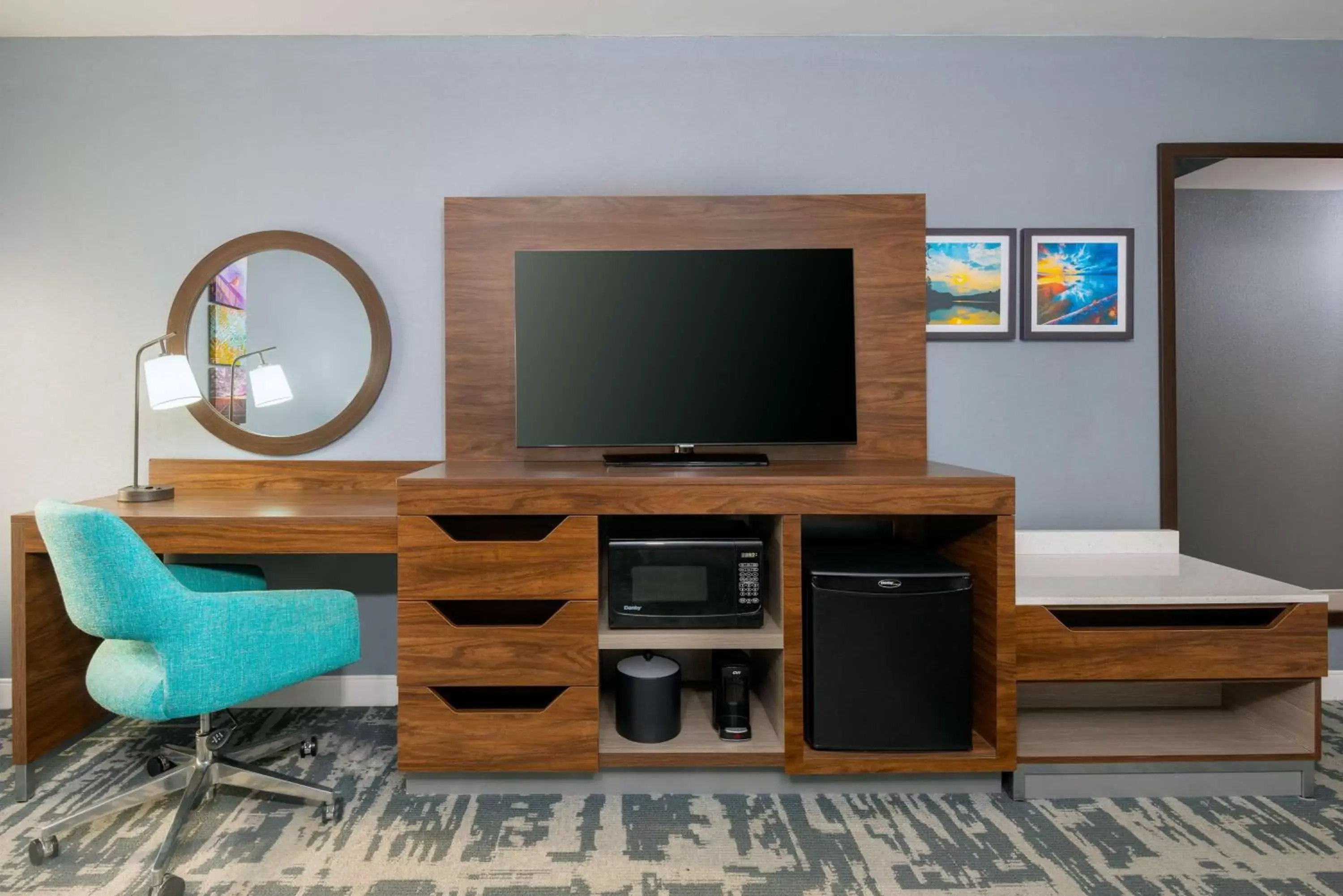 Double Room with Two Queen Beds and Bath Tub - Mobility and Hearing Access/Non-Smoking in Hampton Inn Salisbury Double Room with Two Queen Beds and Bath Tub - Mobility and Hearing Access/Non-Smoking in Hampton Inn Salisbury