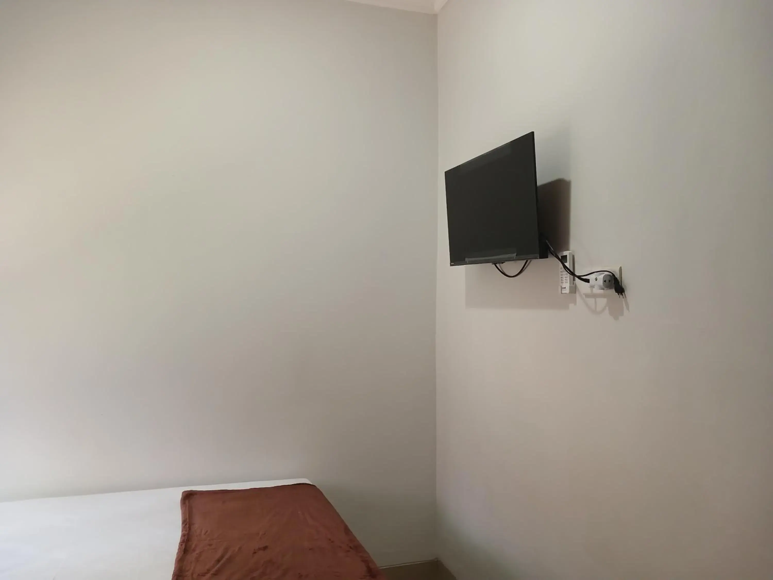 Bedroom, TV/Entertainment Center in OYO 93085 Homy Stay Syariah