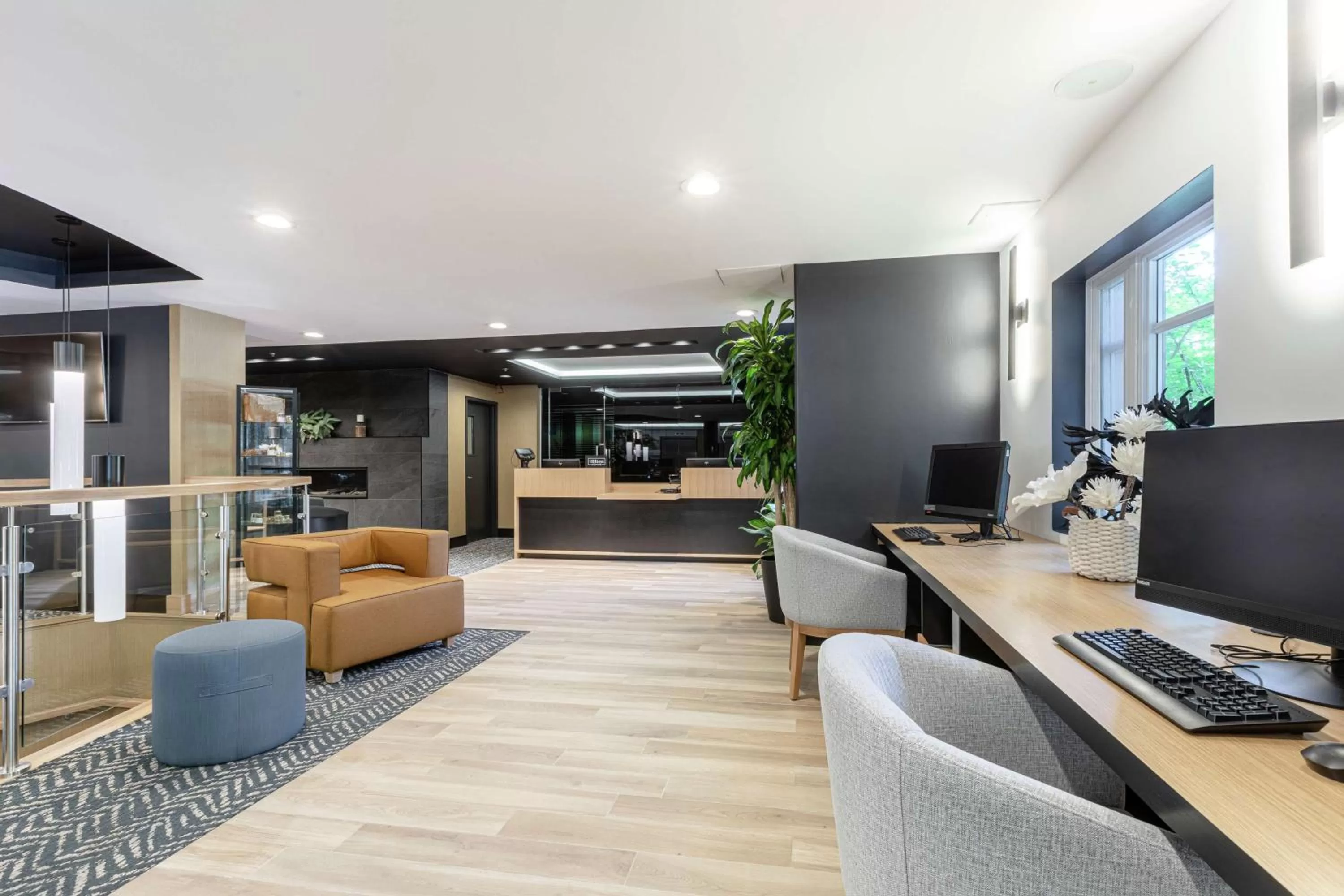 Lobby or reception in DoubleTree by Hilton Quebec Resort