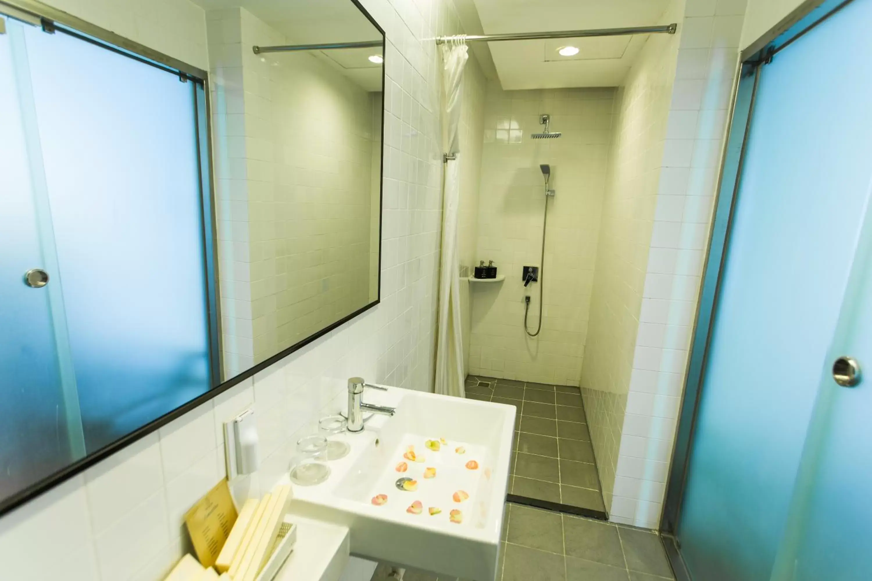 Bathroom in The Alcove Library Hotel