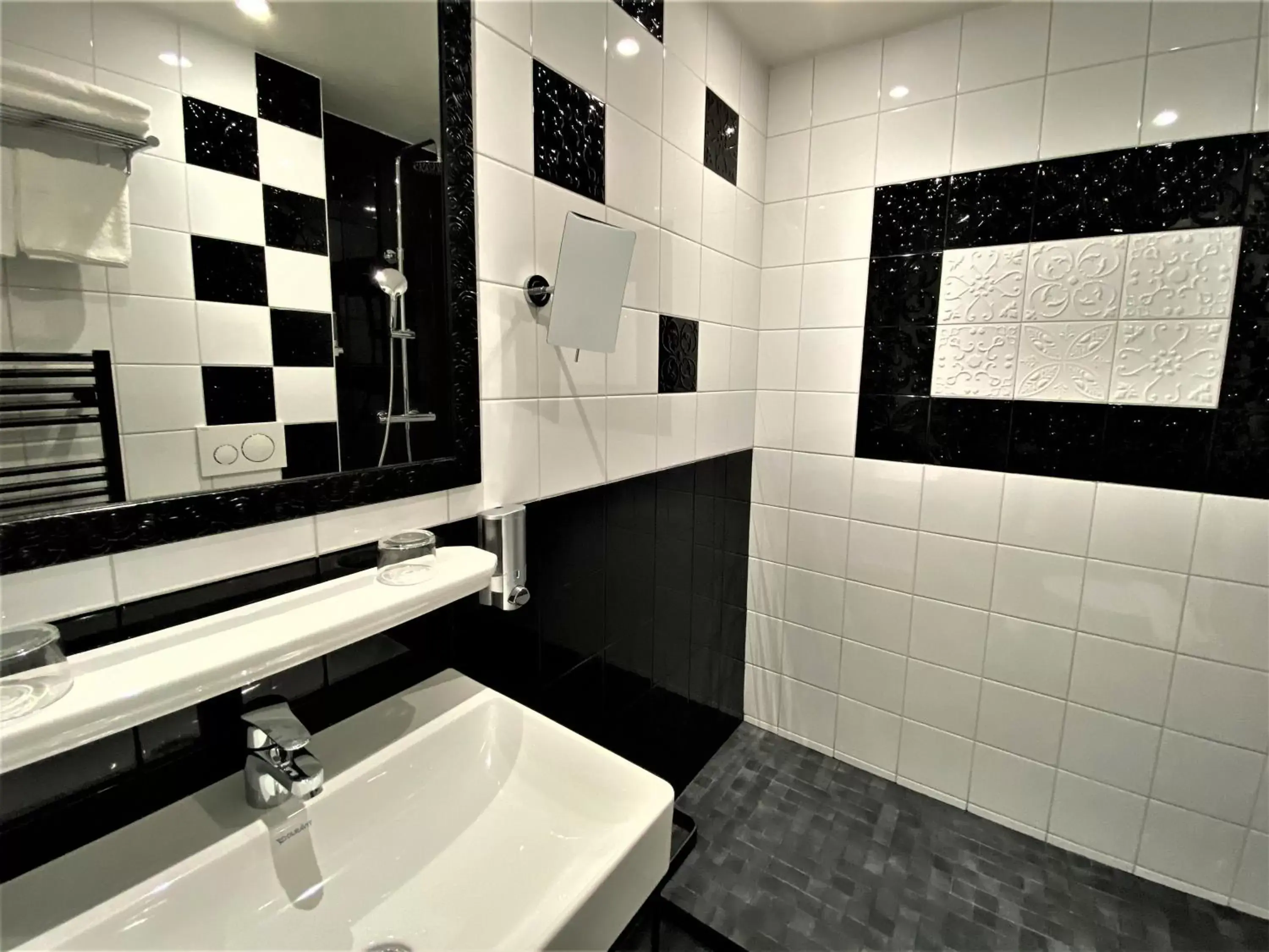 Bathroom in Hôtel Le Cercle Tour Eiffel