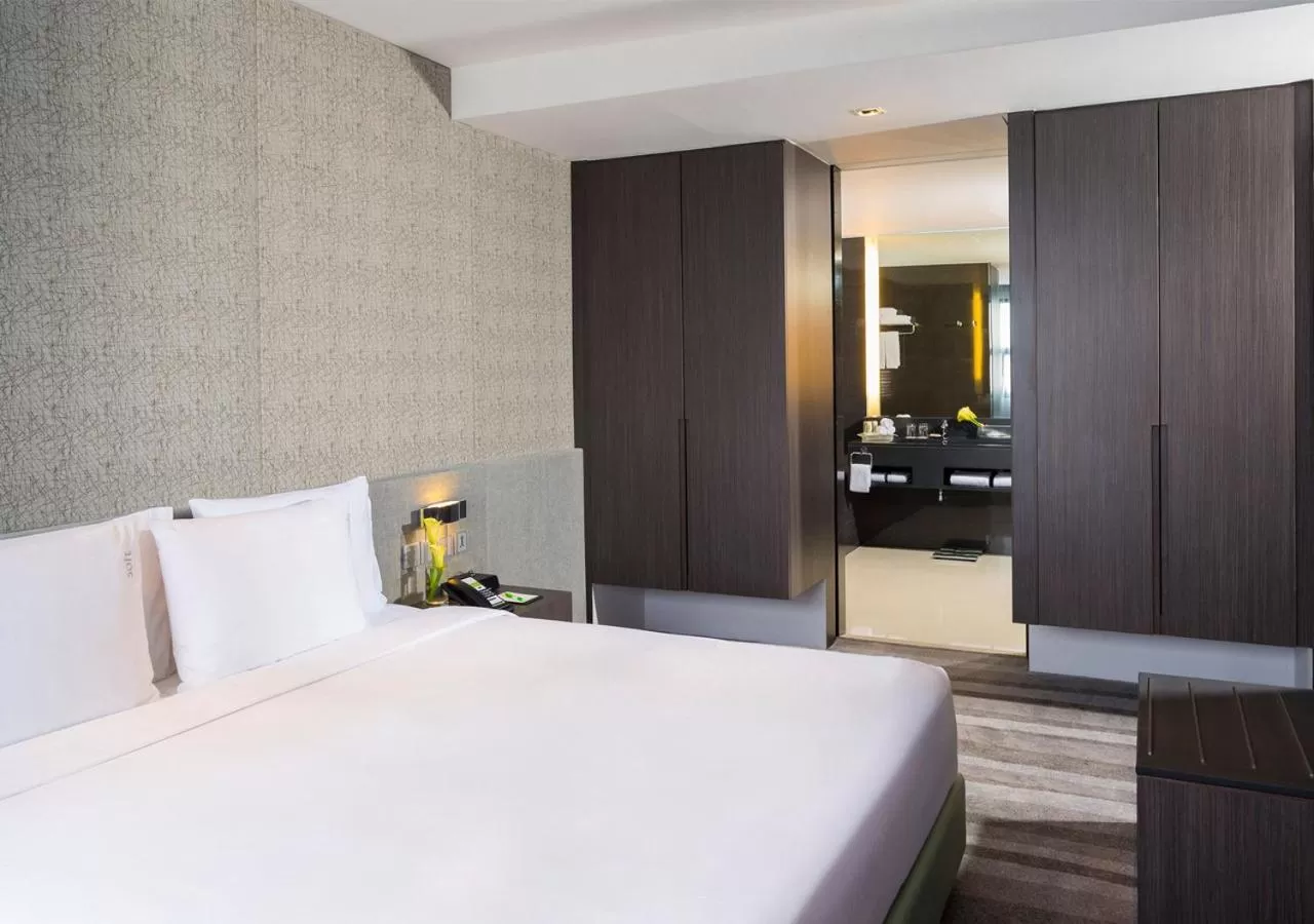 Bed in Holiday Inn Bangkok Sukhumvit by IHG