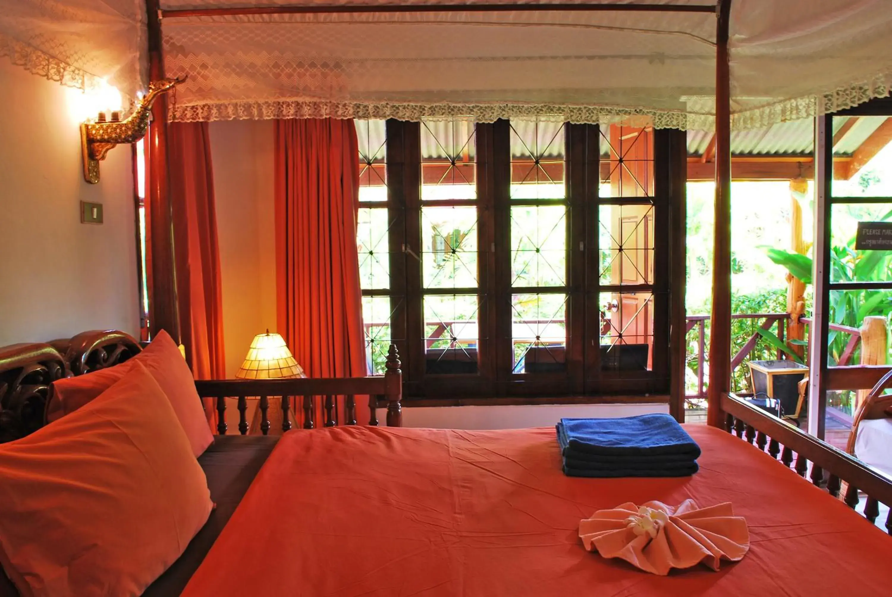 Photo of the whole room, Bed in Chaweng Resort