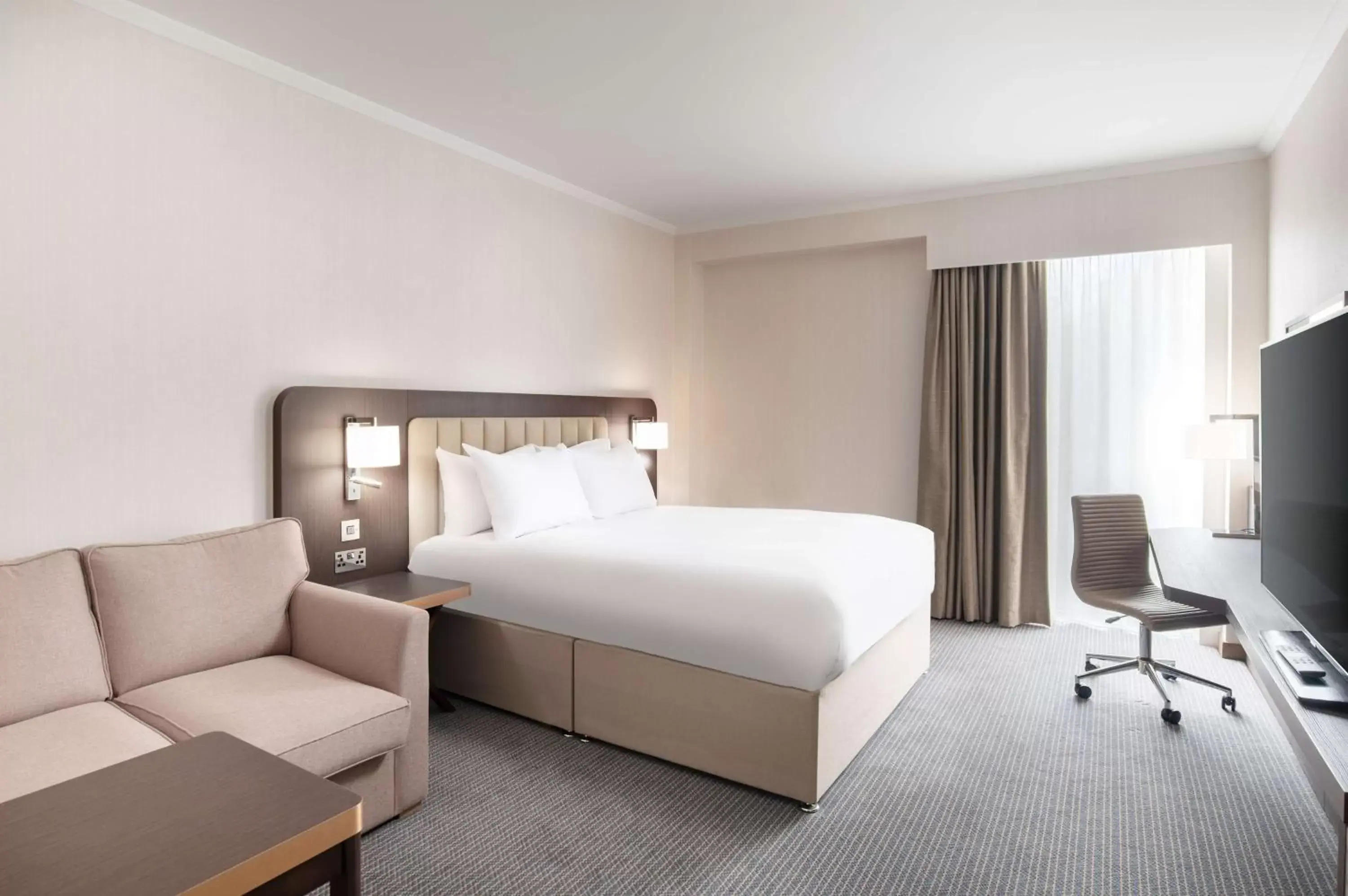 Bedroom, Bed in Hilton London Gatwick Airport