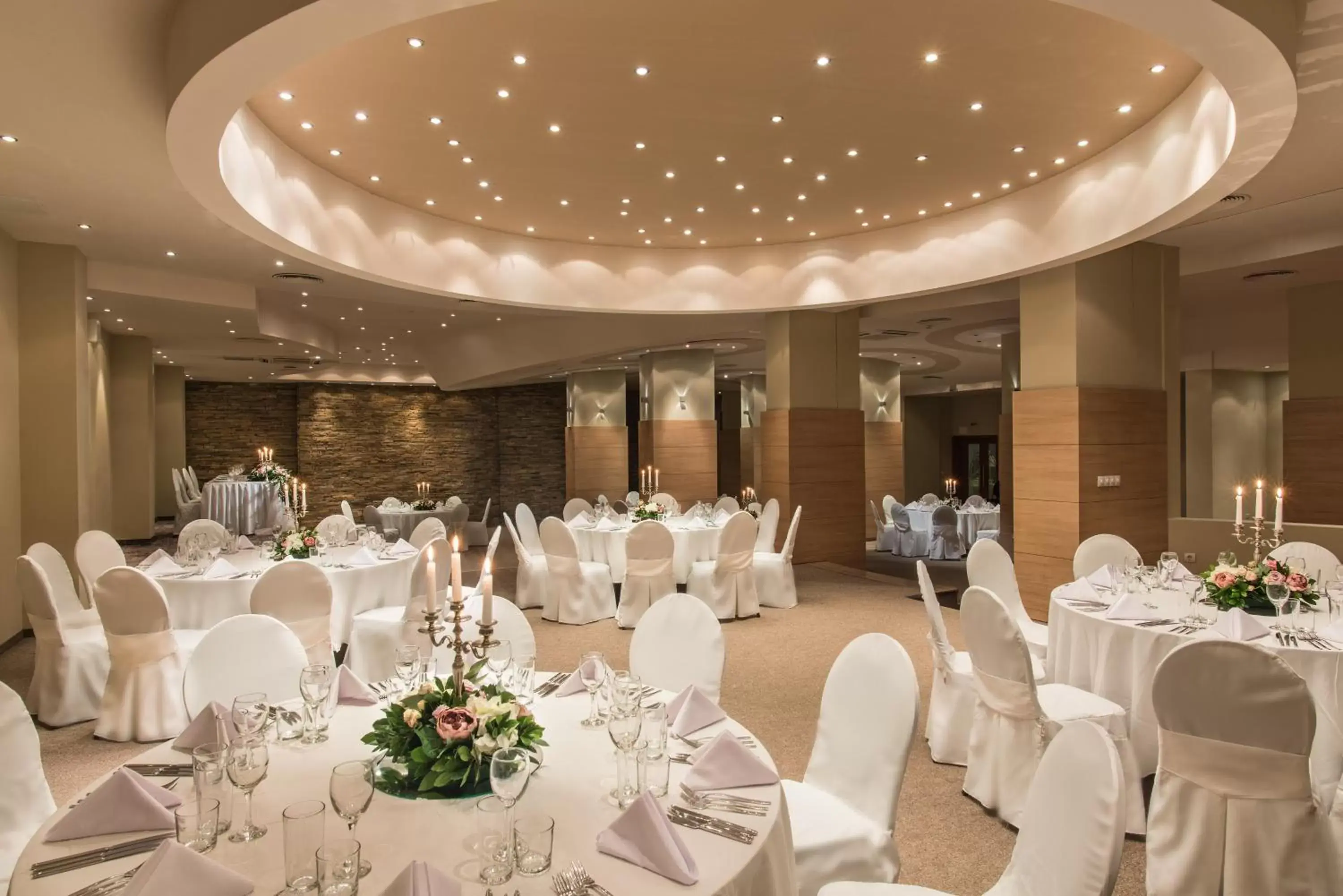 Banquet/Function facilities, Banquet Facilities in Expo Sofia Hotel - Free Arrival shuttle bus - Free Parking - Free Compliments - Free Wi-Fi