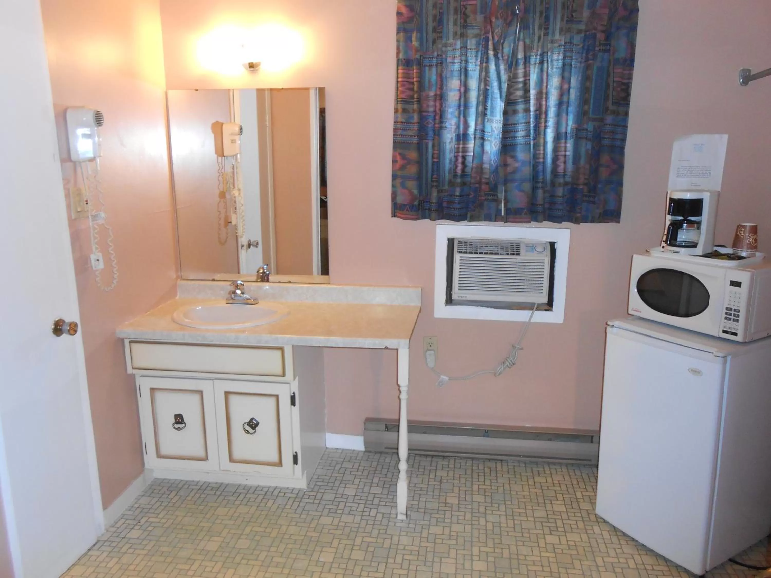 Coffee/tea facilities in Aquarius Motel