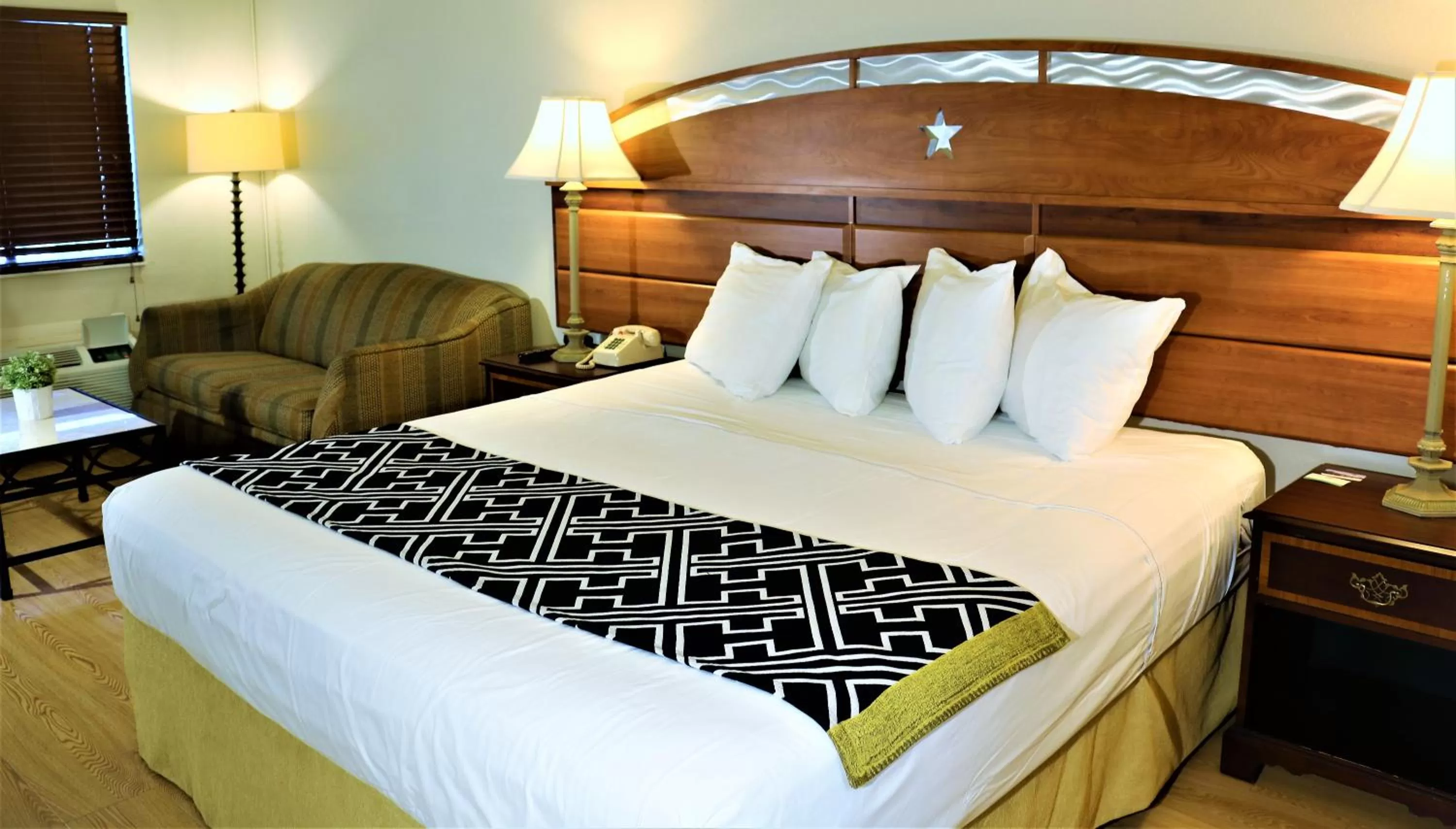 Photo of the whole room, Bed in Monte Carlo Inn- Near Disney