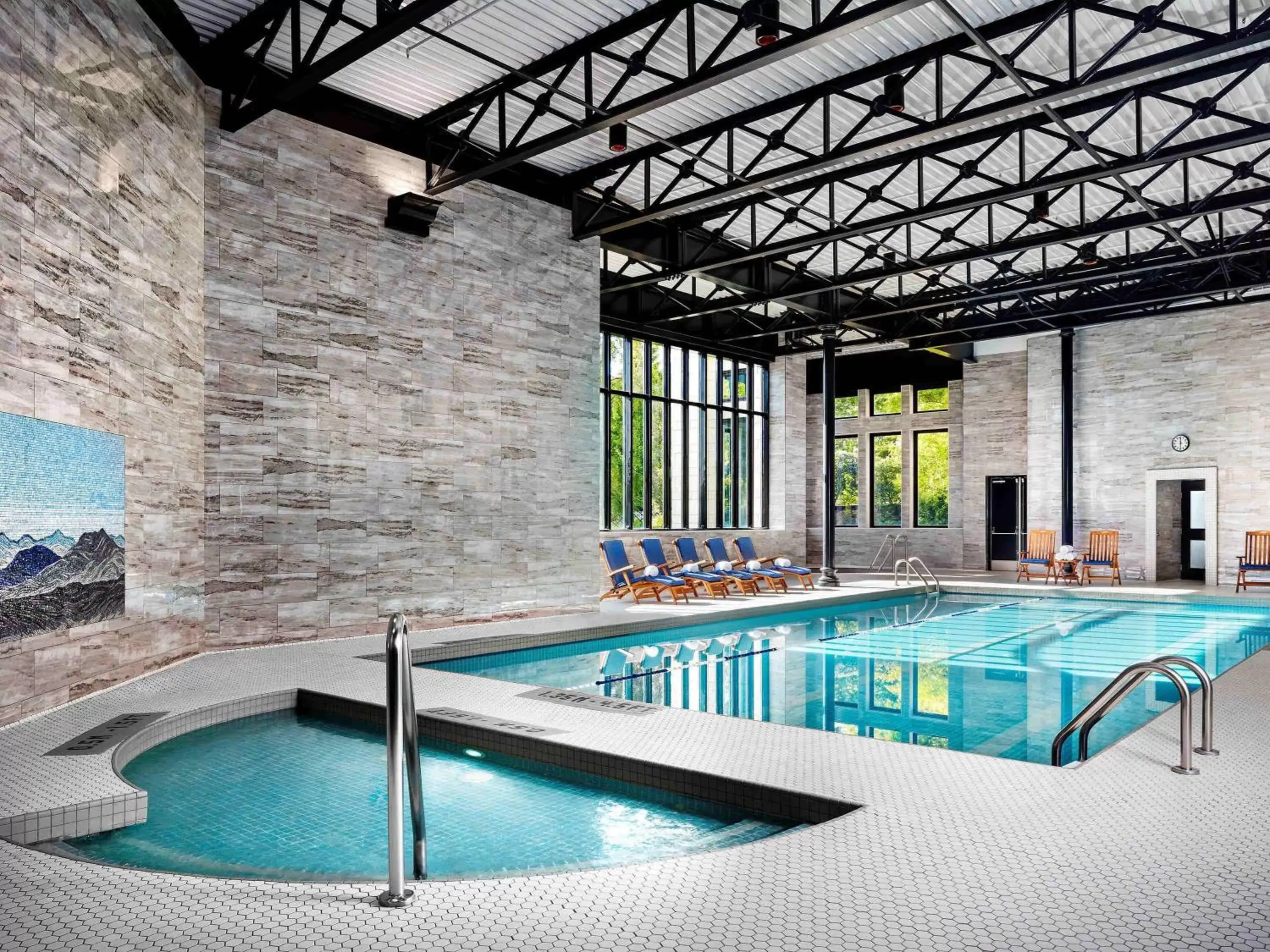 Swimming Pool in Fairmont Empress Hotel