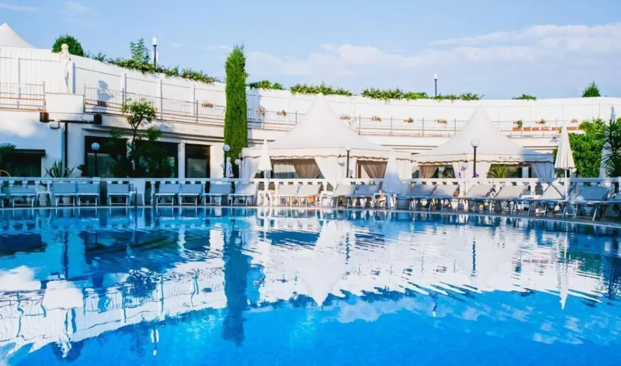 Swimming pool in Hotel Villa Pigalle