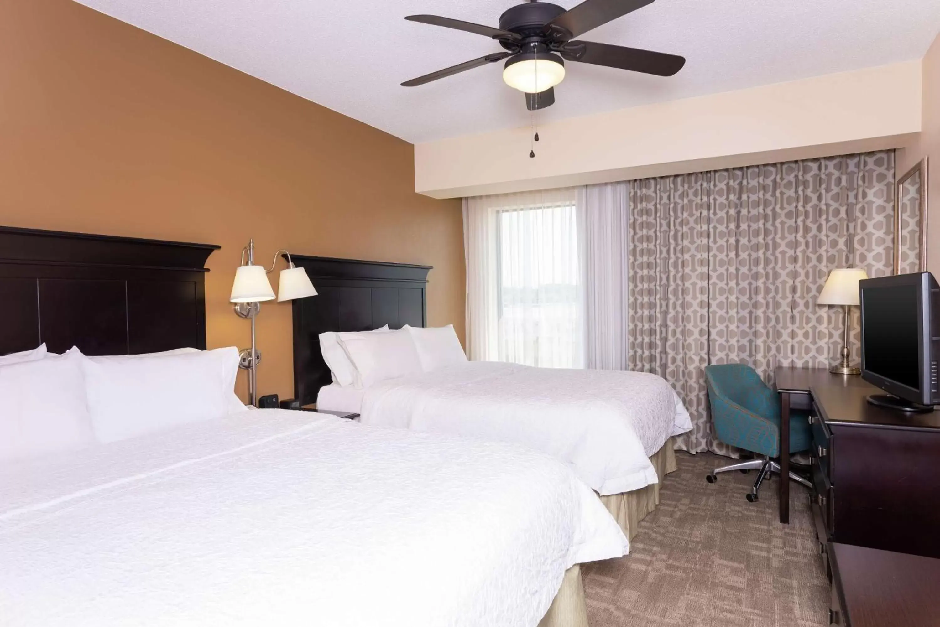 Bedroom, Bed in Hampton Inn & Suites Cleveland-Airport/Middleburg Heights