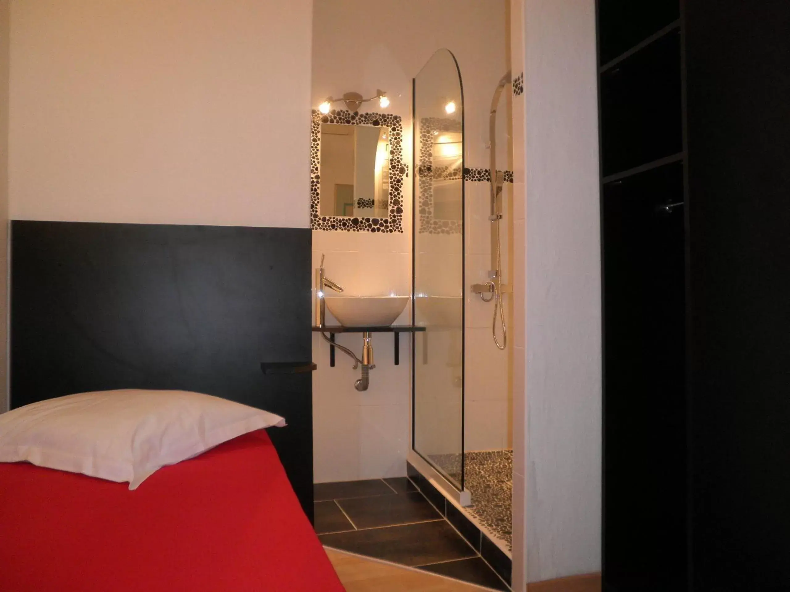 Photo of the whole room, Bathroom in Au Nouvel Hôtel