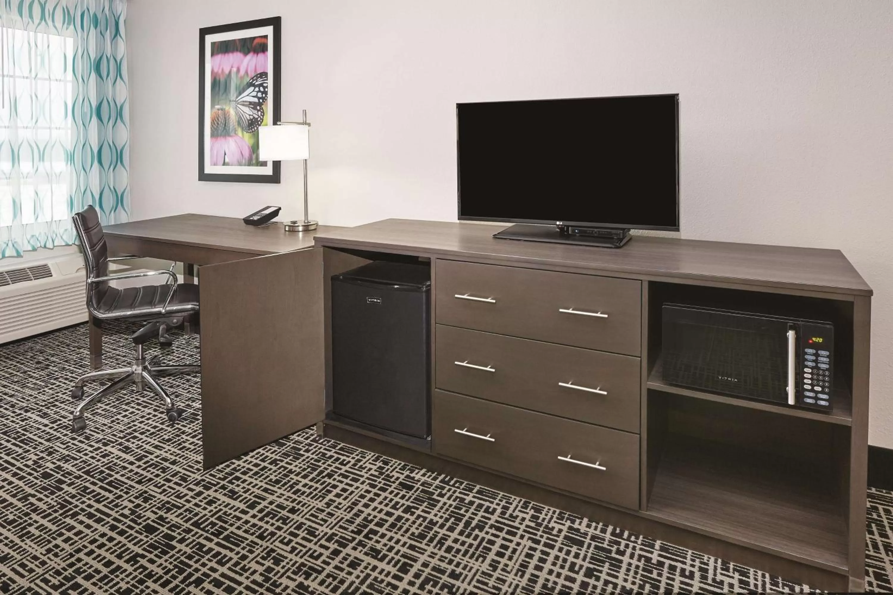 Photo of the whole room in La Quinta by Wyndham Springfield IL