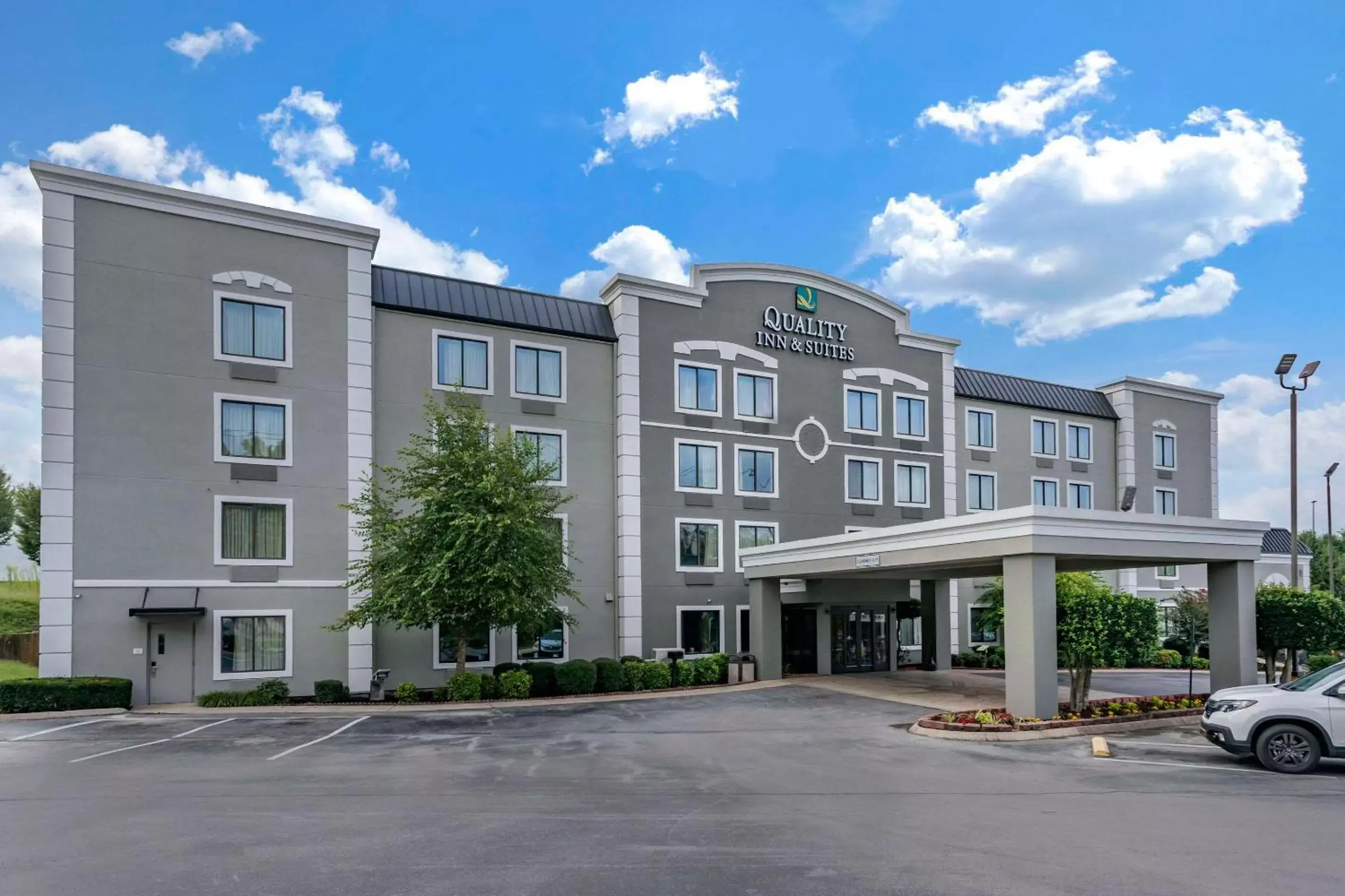 Property Building in Quality Inn & Suites Chattanooga