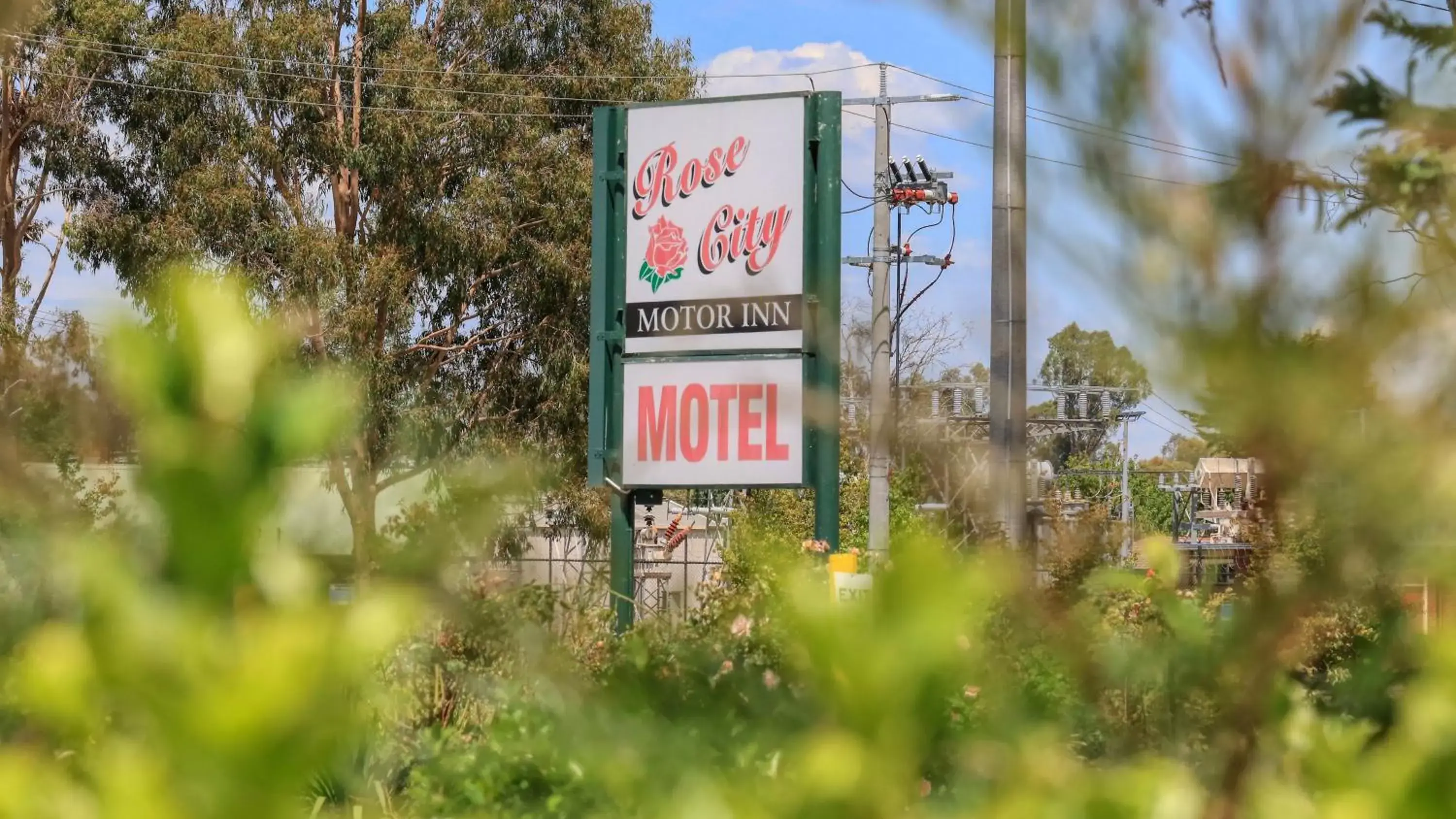 Logo/Certificate/Sign in Rose City Motor Inn