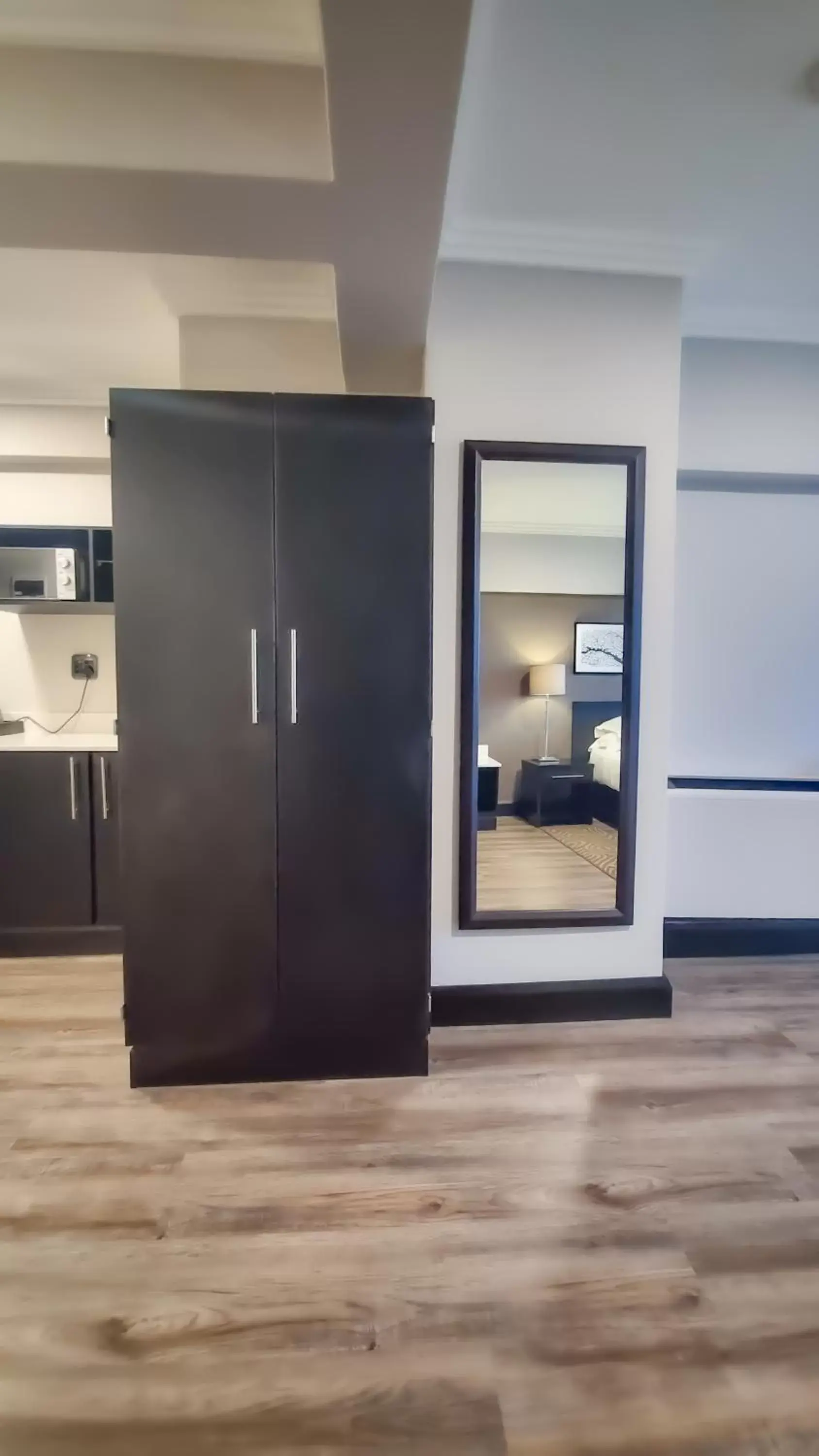 Kitchen or kitchenette, Bathroom in Belaire Suites Hotel