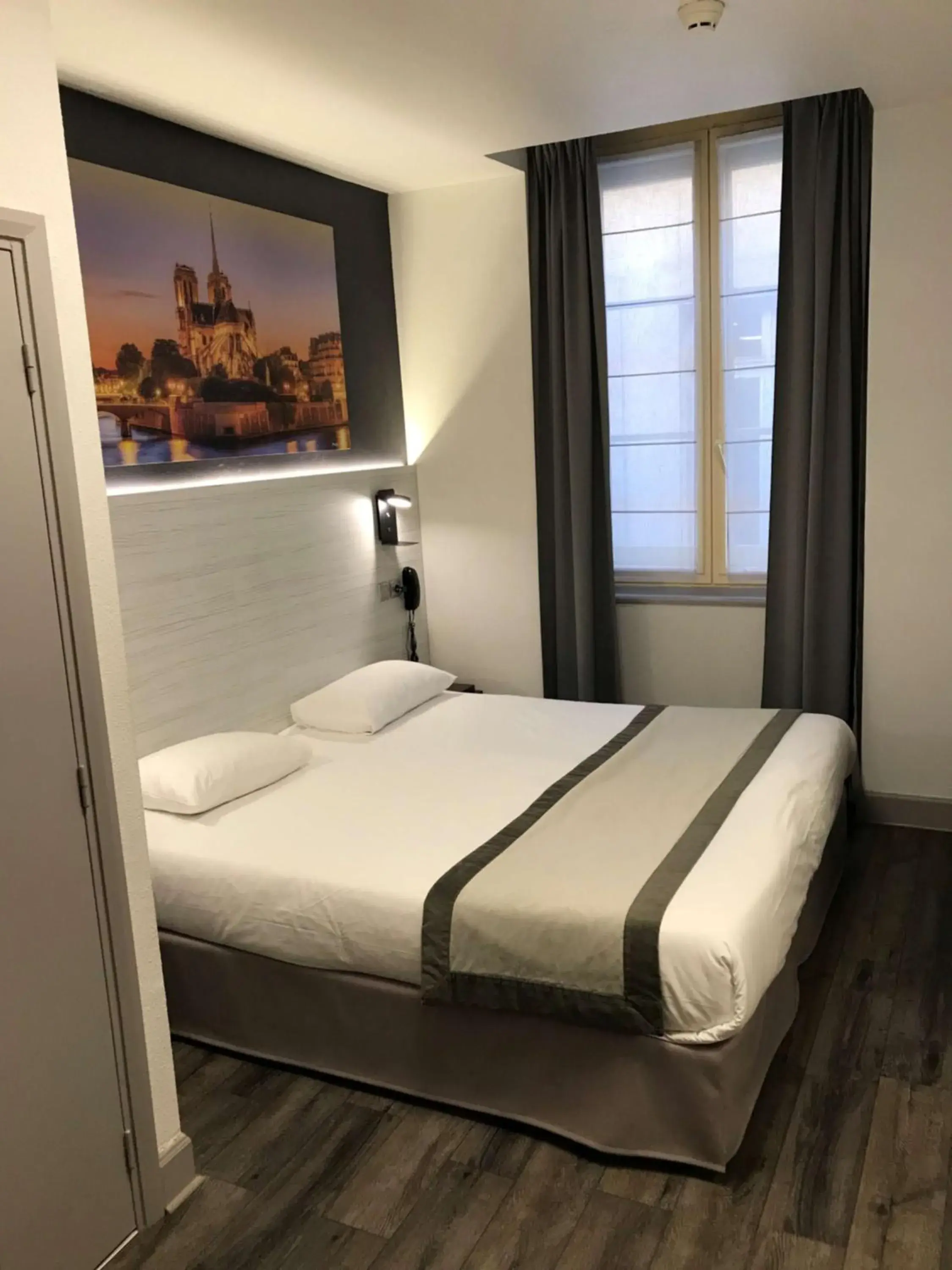 Photo of the whole room, Bed in Best Western Lyon Saint-Antoine