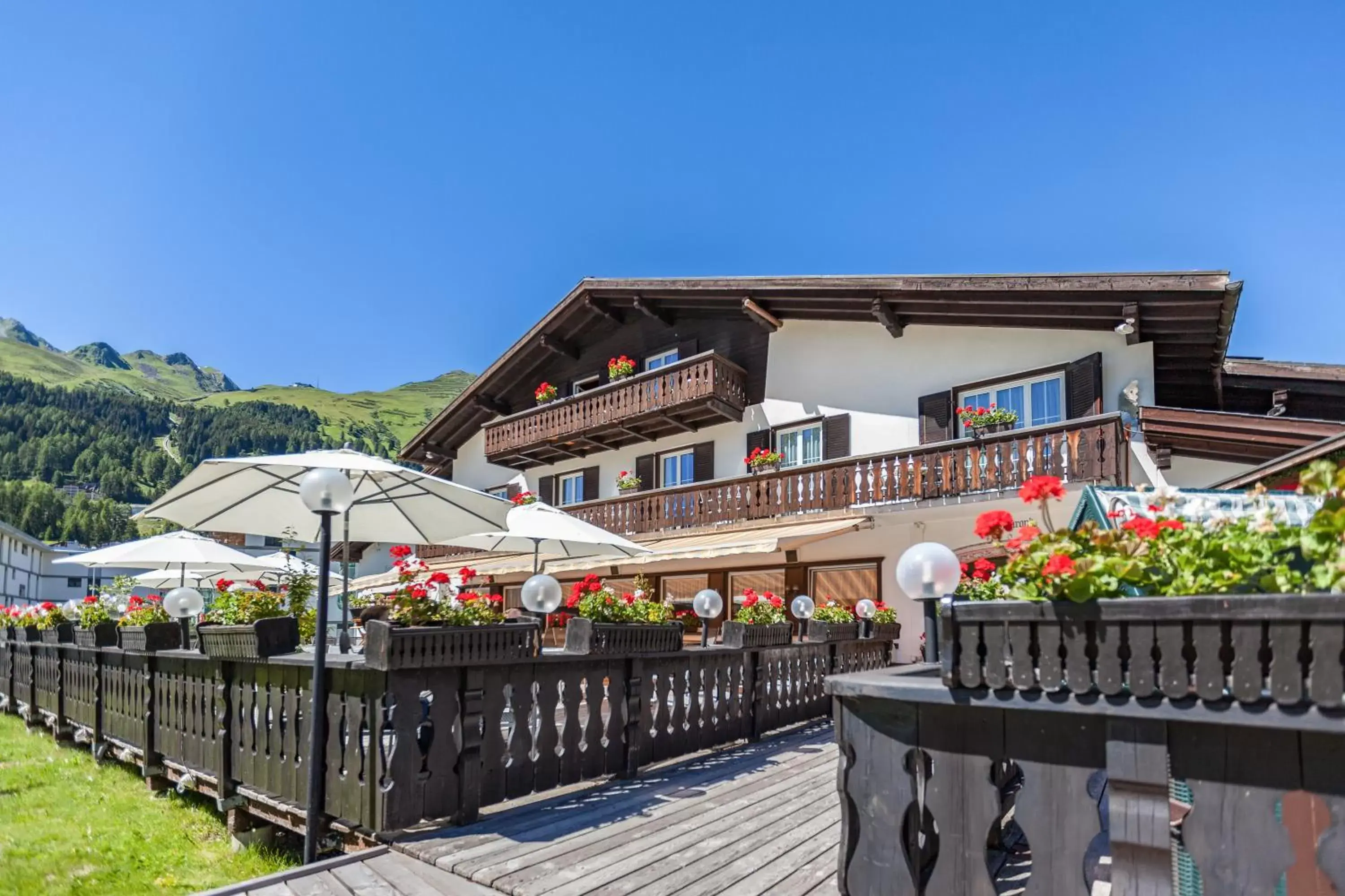 Facade/entrance, Property Building in Hotel Bünda Davos