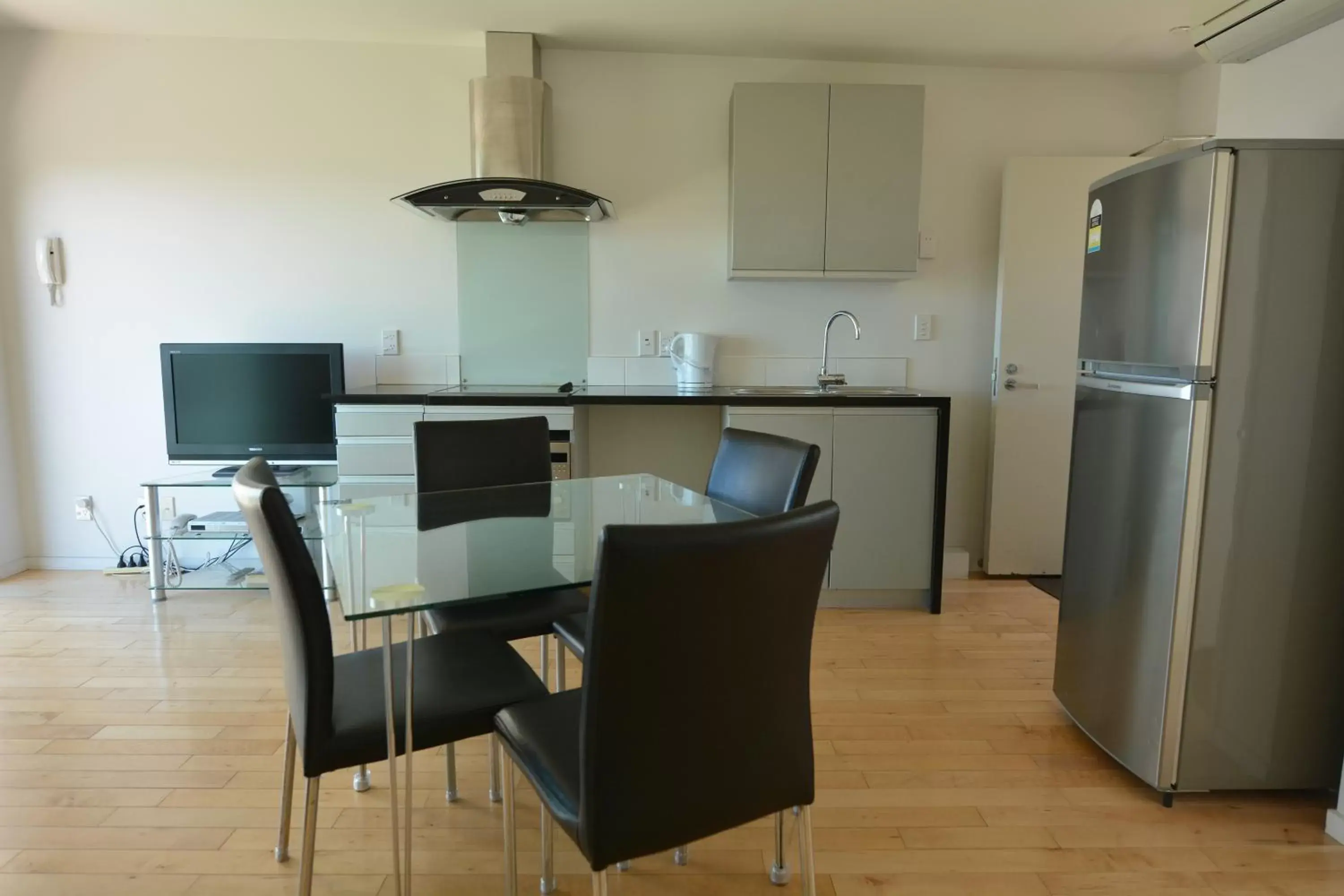 Kitchen or kitchenette, Dining Area in BeachLife Apartments