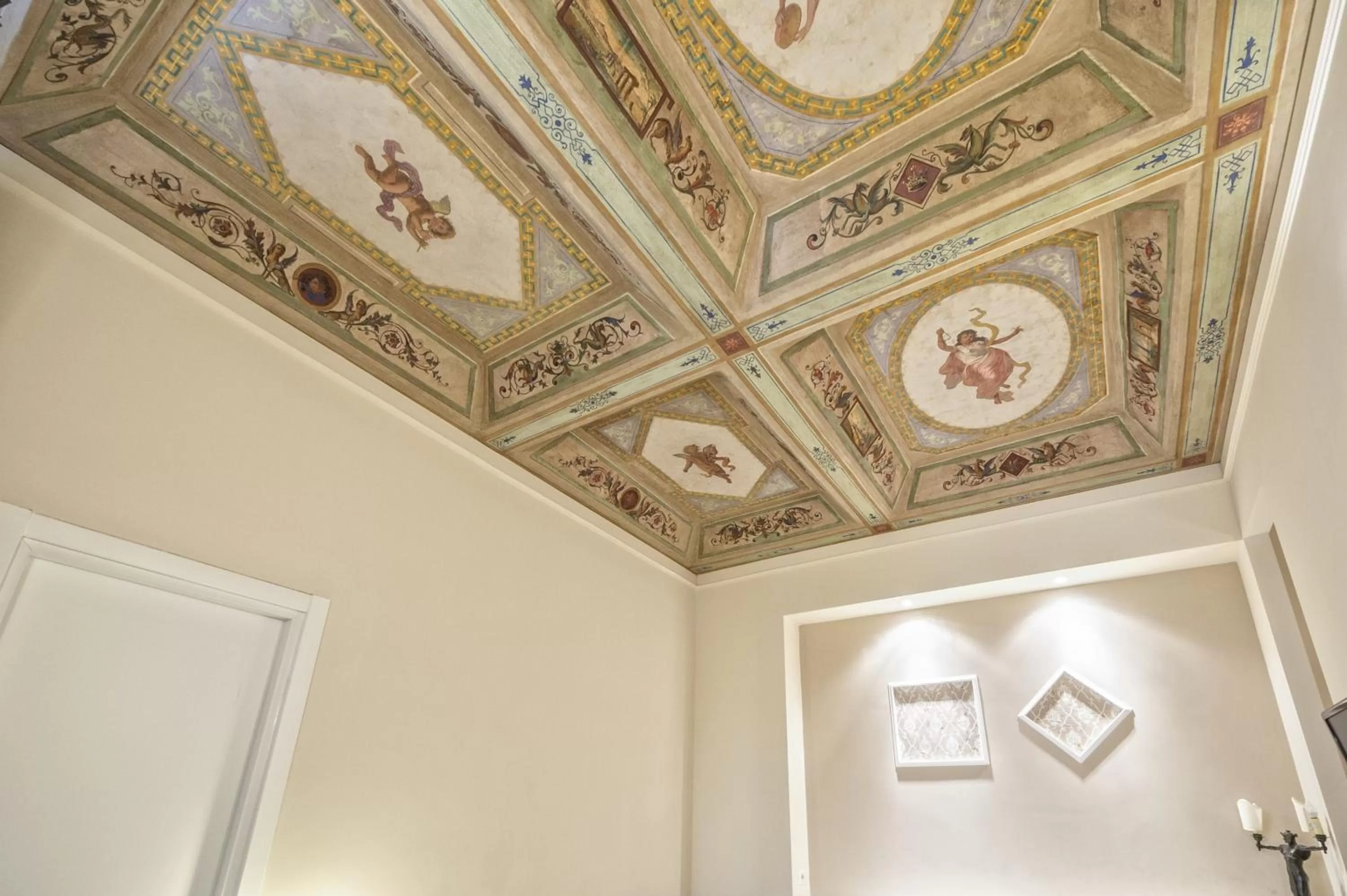 Decorative detail in Little Queen Suite