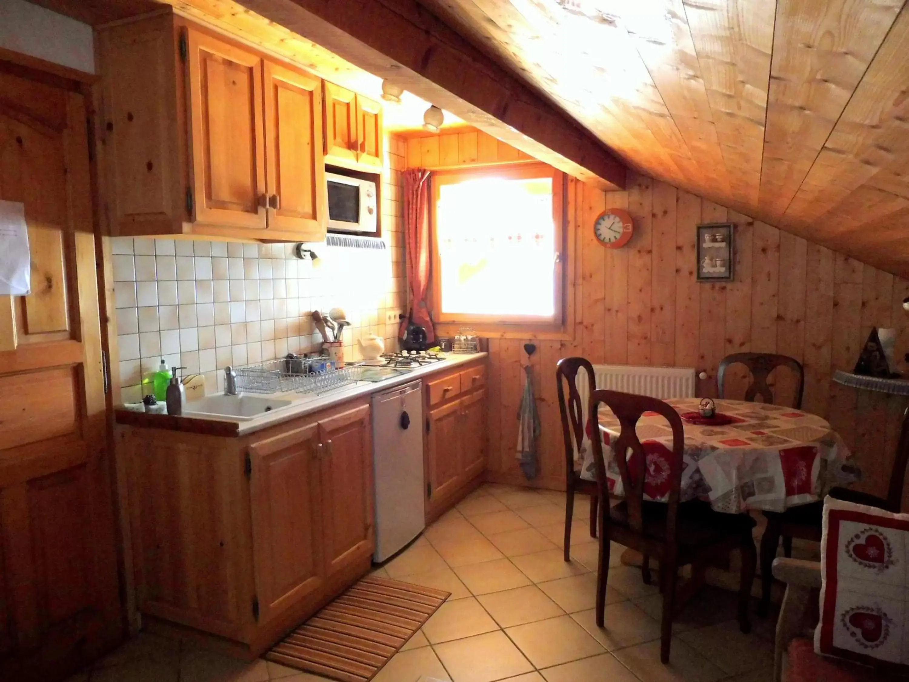 Communal kitchen, Kitchen/Kitchenette in Chambres d'hôtes les Terrasses de Varme