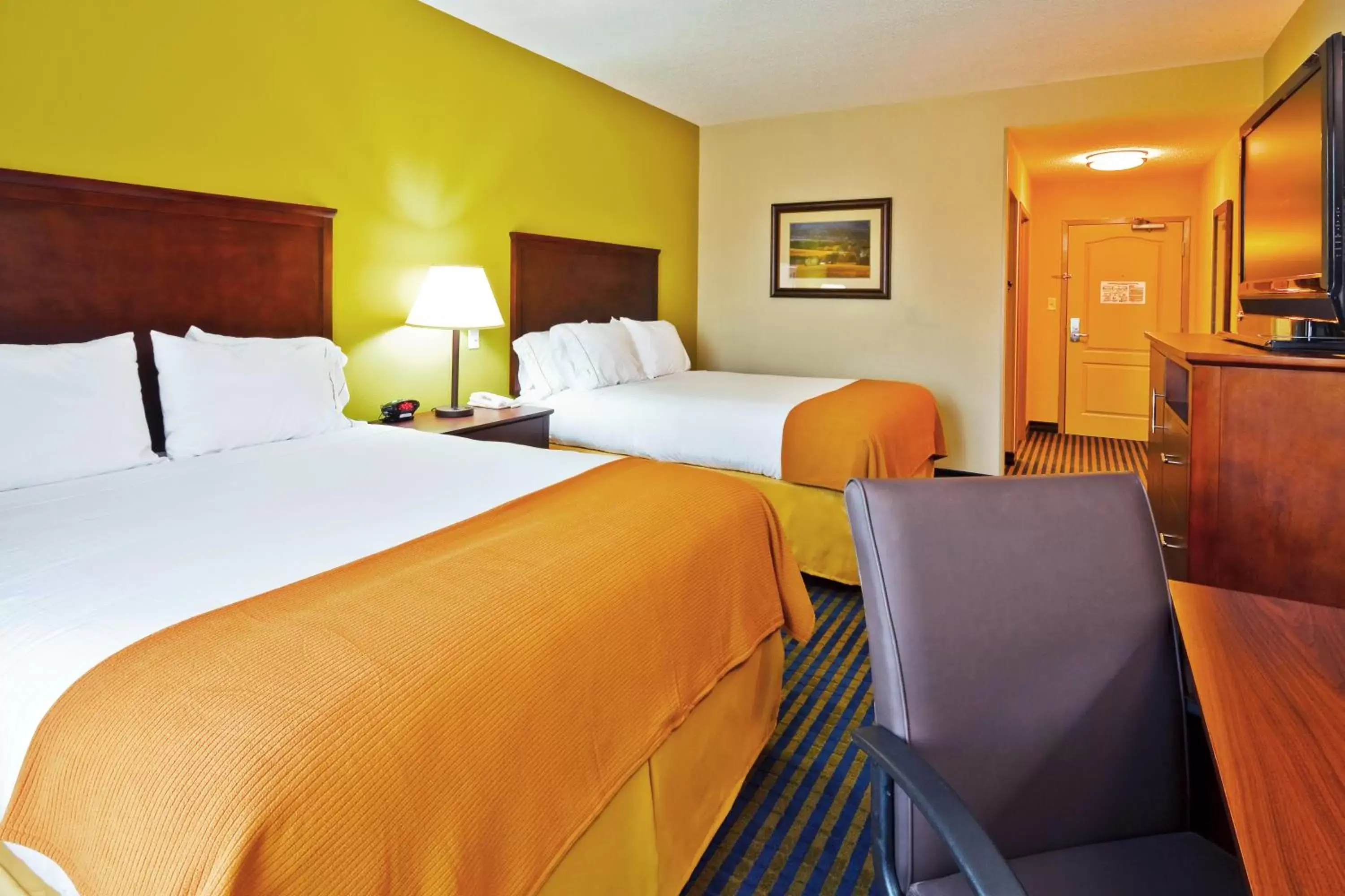 Bed in Holiday Inn Express Hotel & Suites Ooltewah Springs - Chattanooga, an IHG Hotel