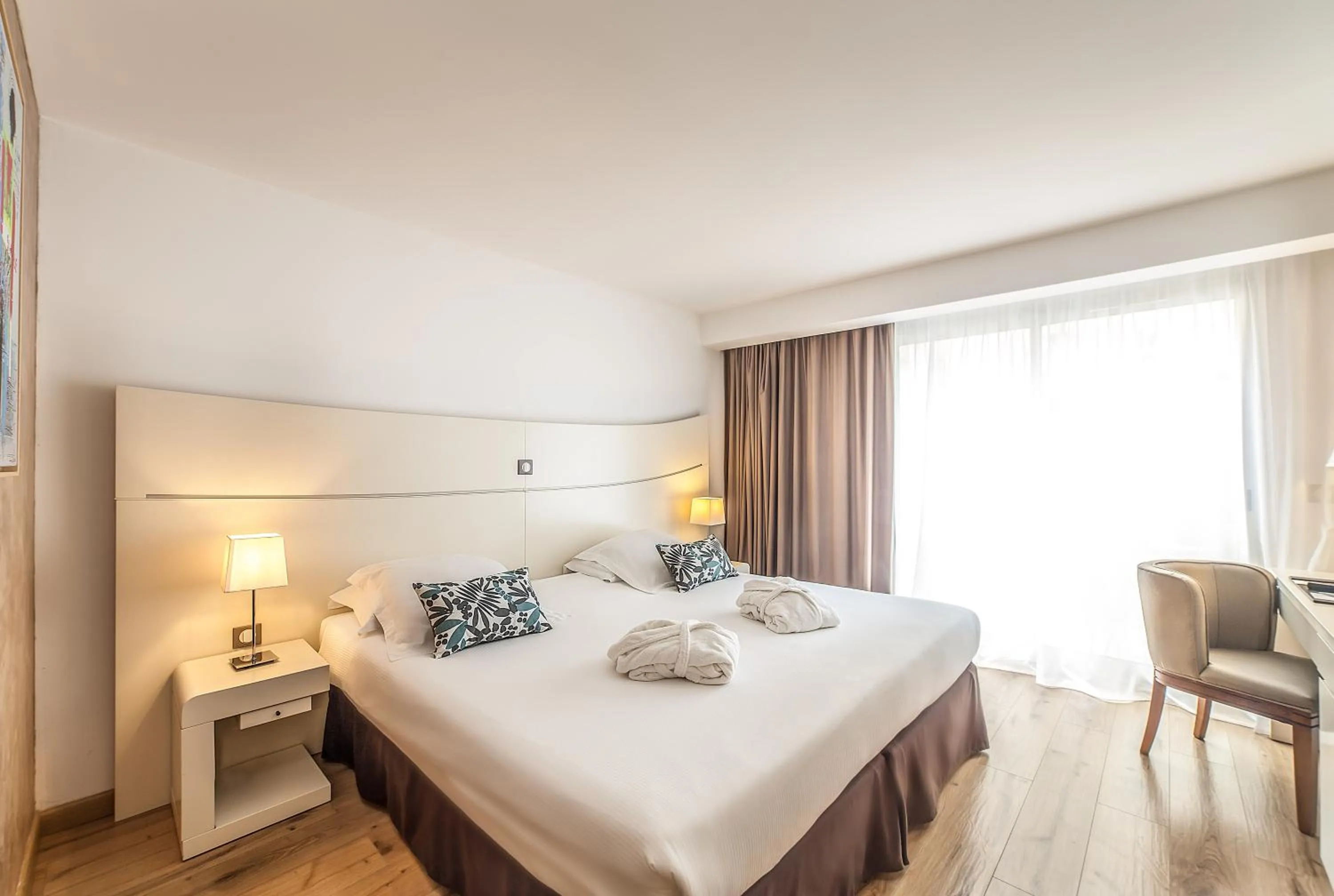 Bed in Hôtel Montaigne & Spa - Cannes Centre