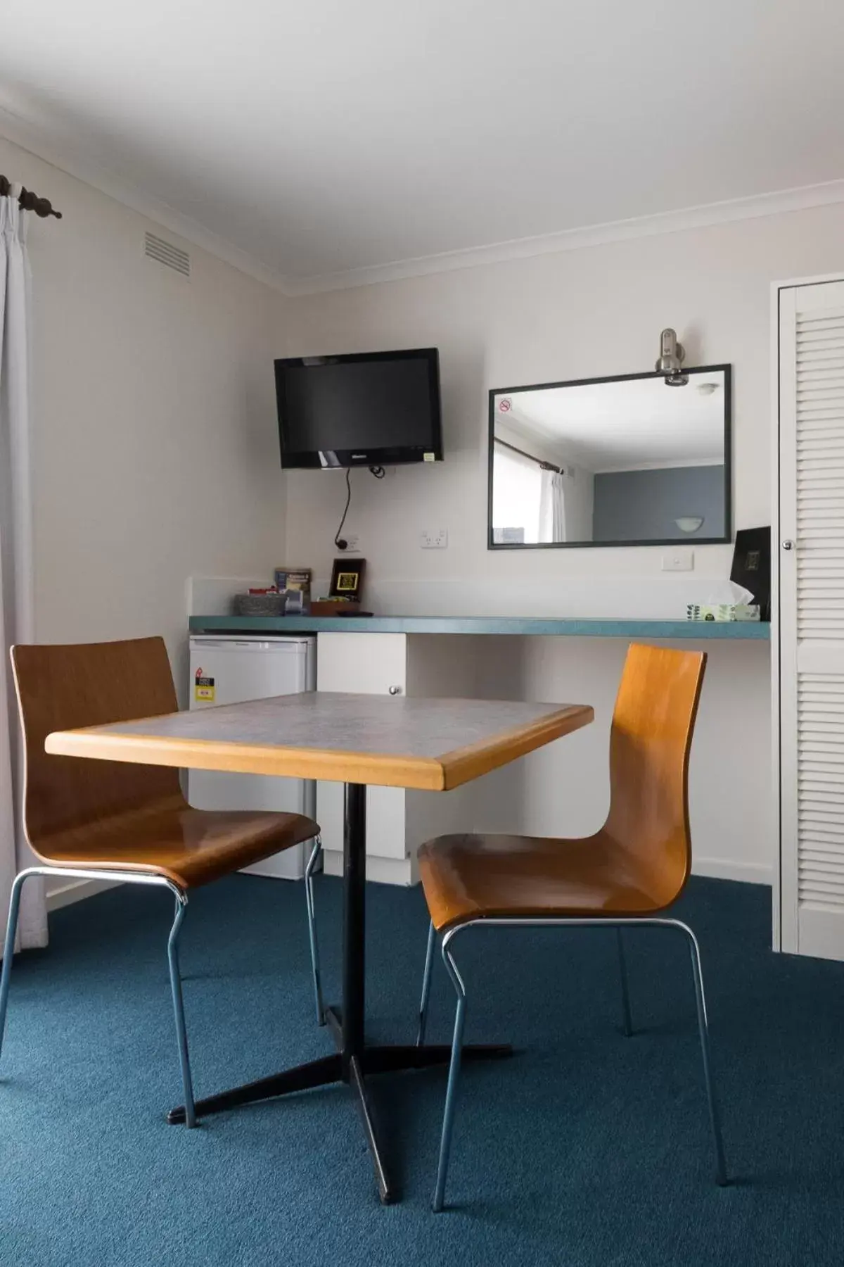 Dining area, TV/Entertainment Center in Central Motel Port Fairy