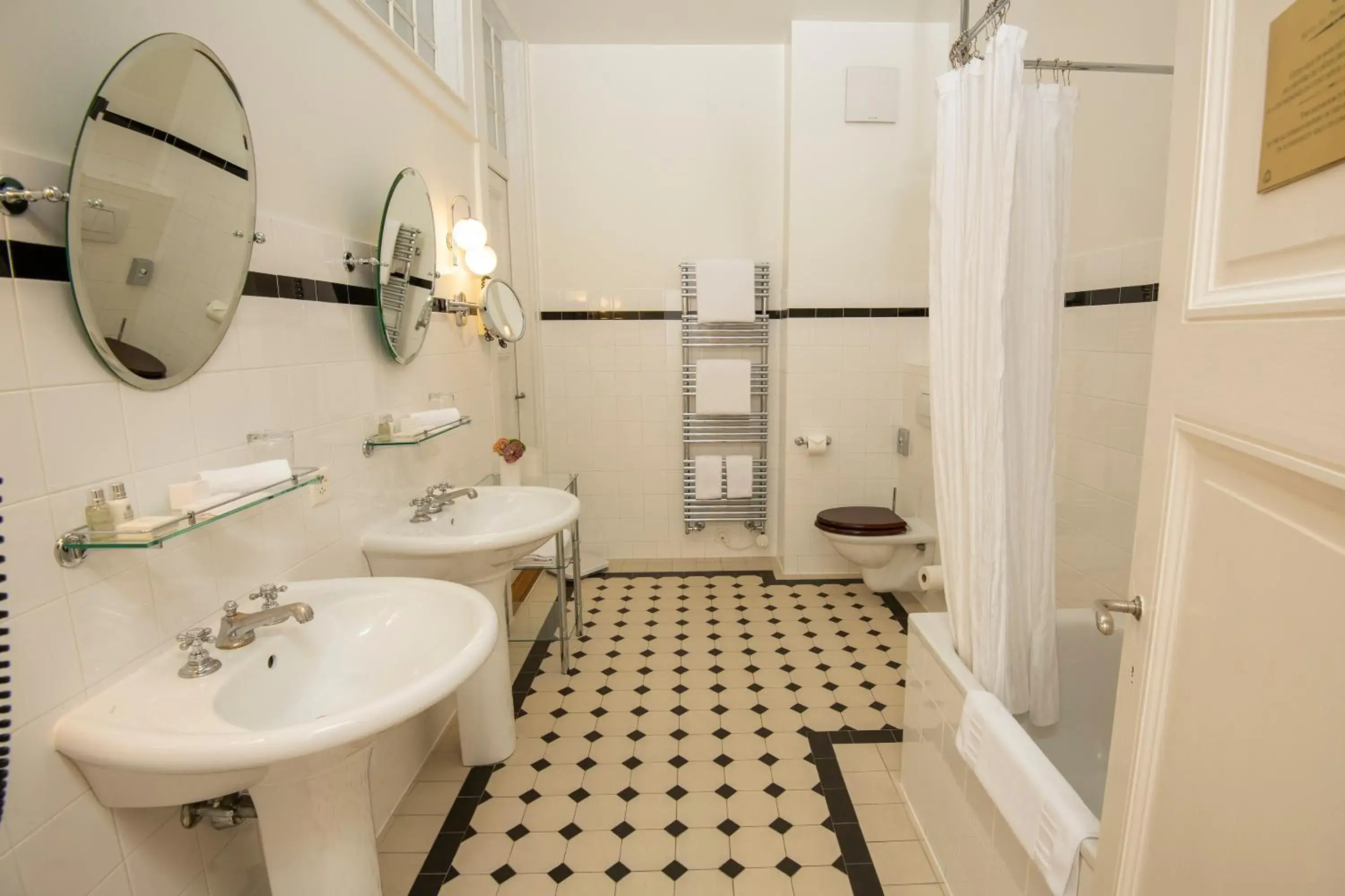 Bathroom in Hotel Des Trois Couronnes & Spa - The Leading Hotels of the World
