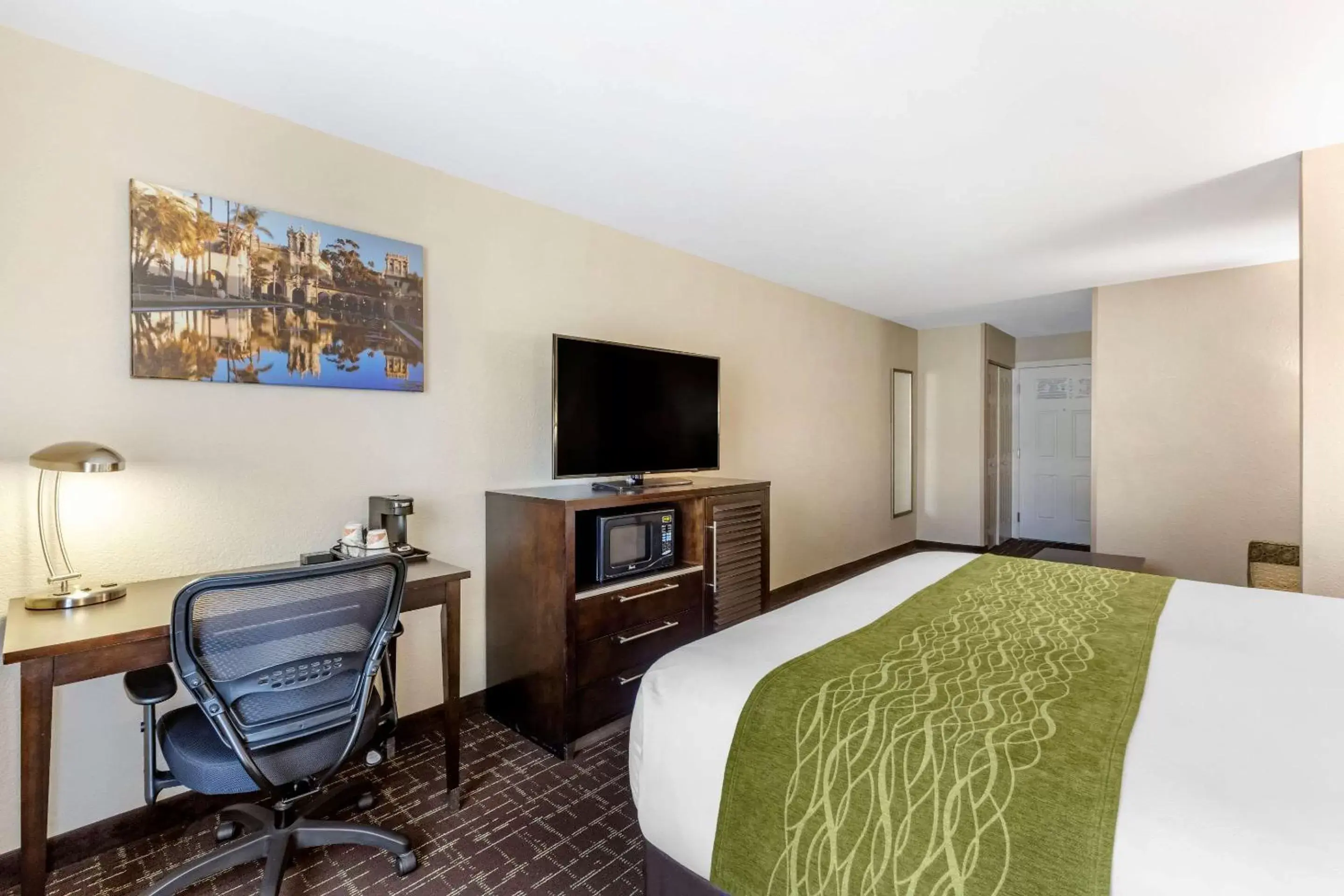 Photo of the whole room, TV/Entertainment Center in Comfort Inn San Diego Old Town