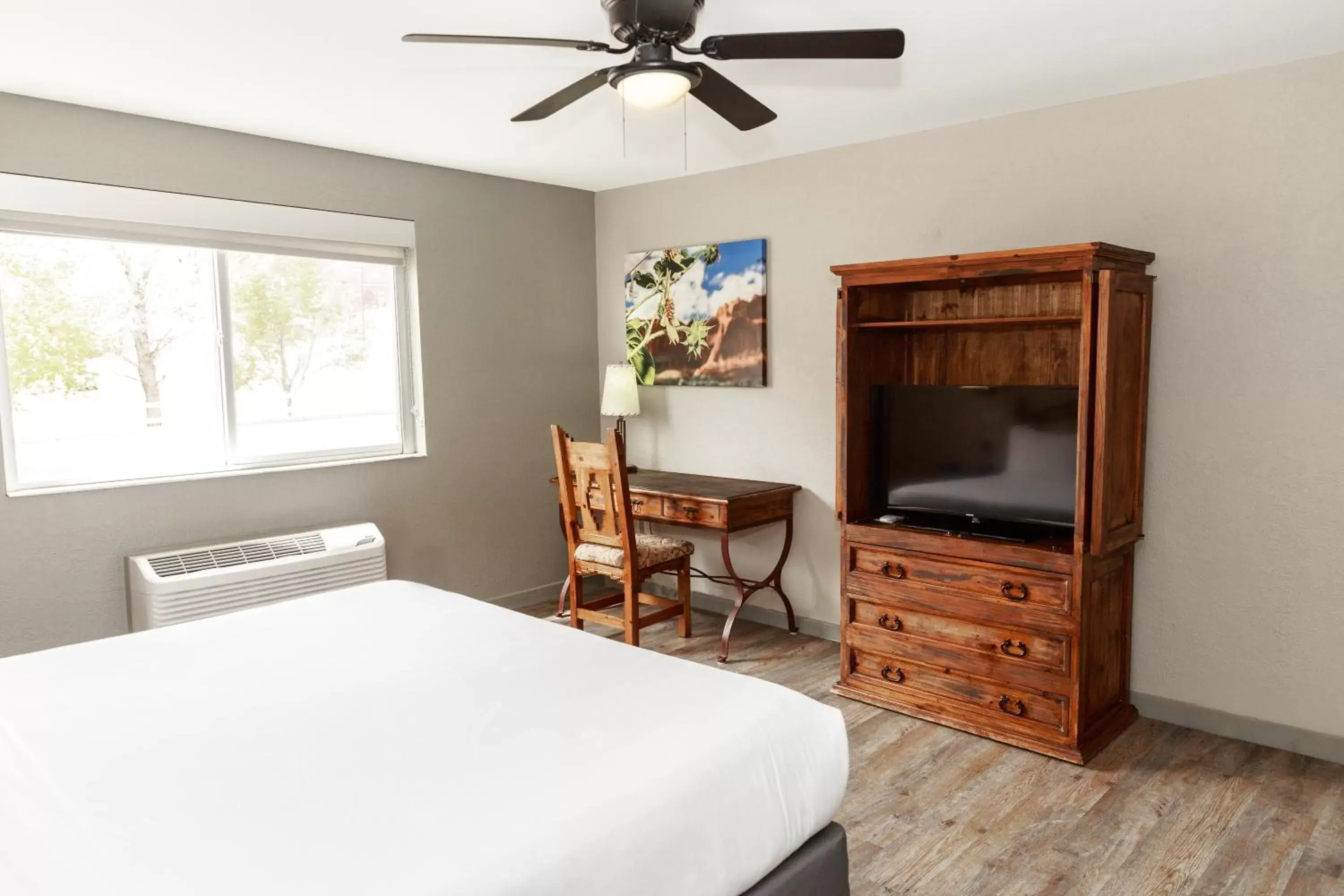 Photo of the whole room, TV/Entertainment Center in Aarchway Inn