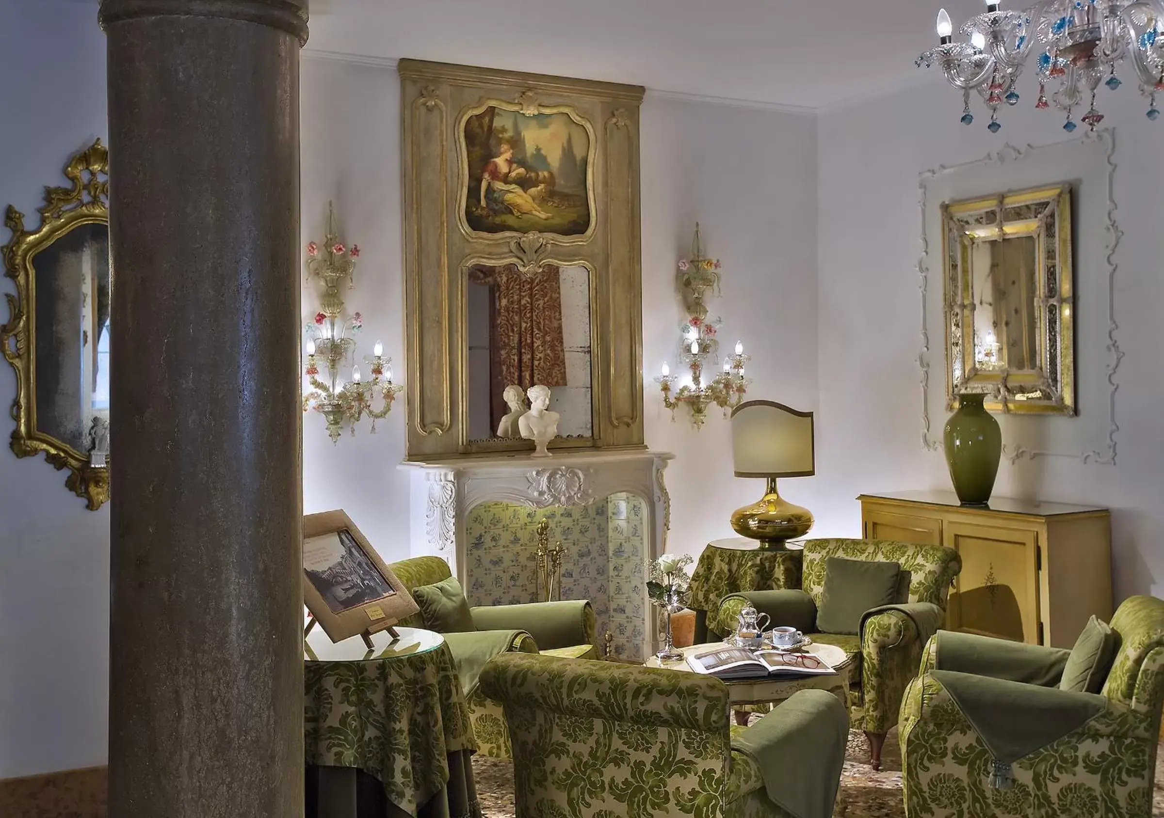 Seating area in Hotel Giorgione