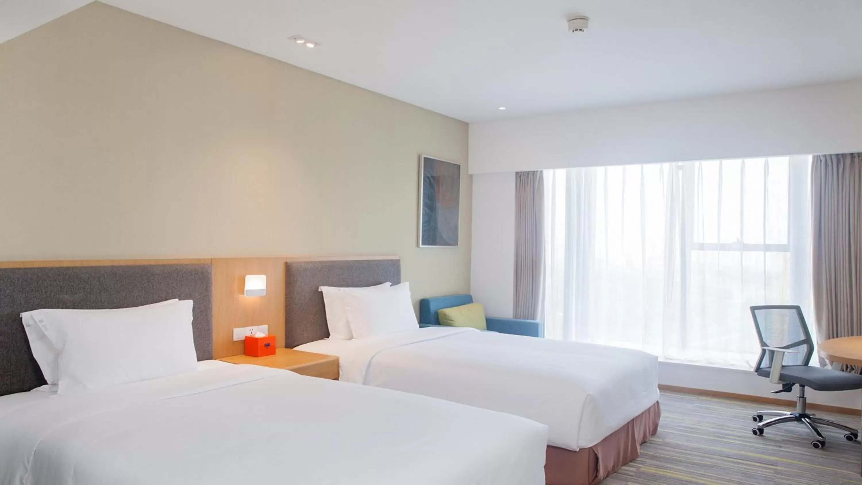 Photo of the whole room, Bed in Holiday Inn Express Chengdu Airport Zone(Chengdu Shuangliu International Airport Branch), an IHG Hotel