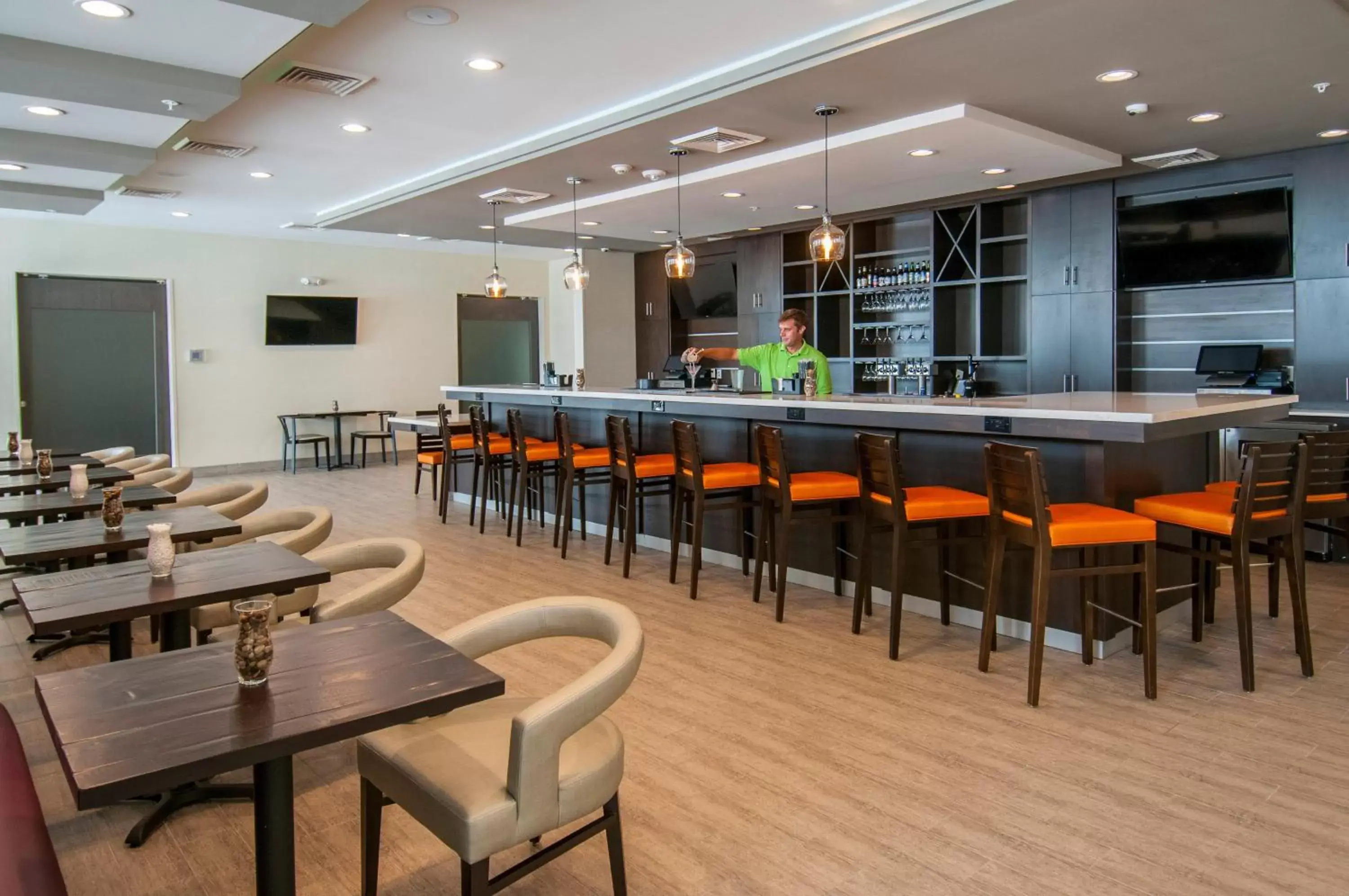 Lounge or bar, Restaurant/Places to Eat in Holiday Inn - New Orleans Airport North, an IHG Hotel