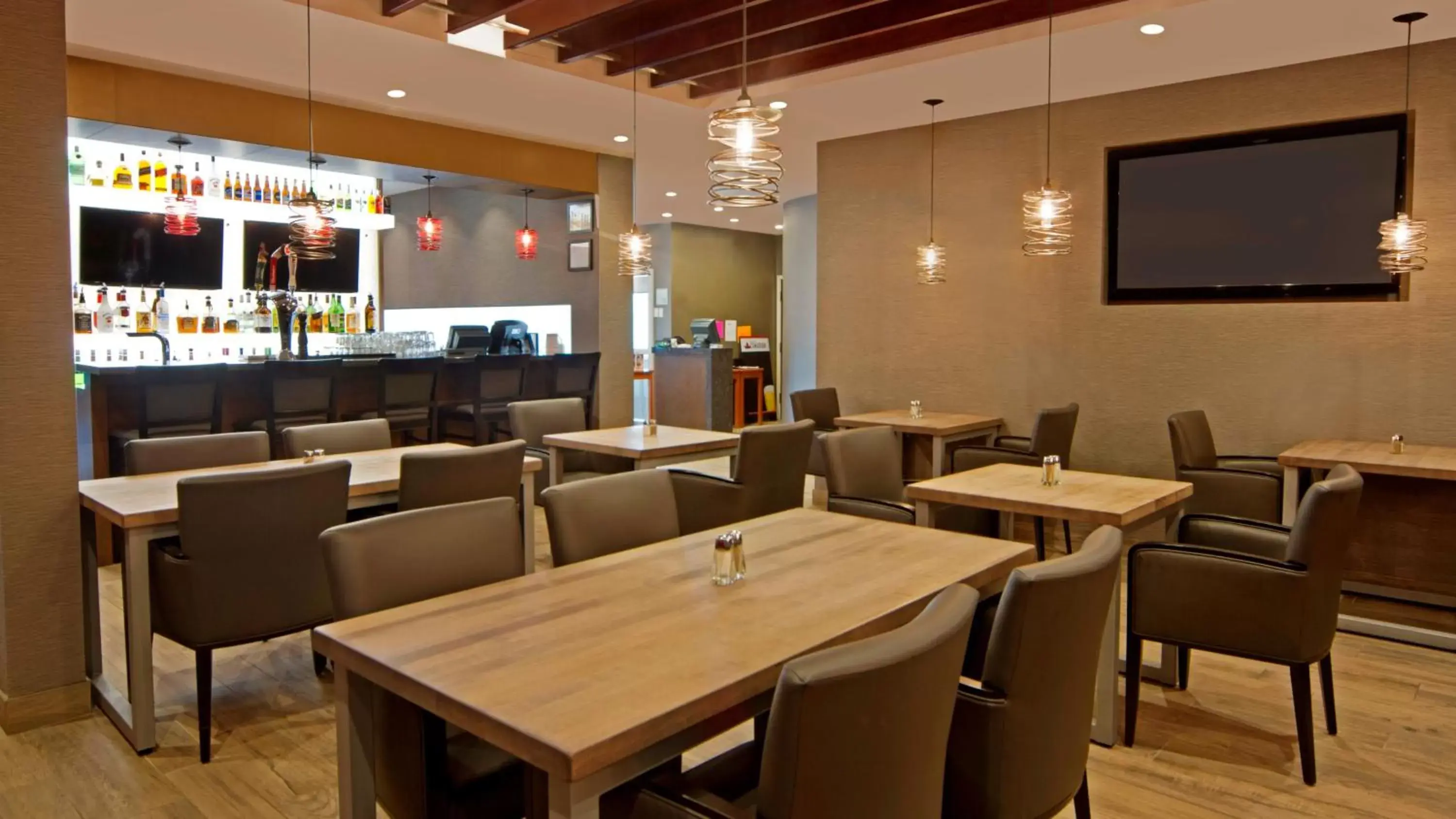 Lounge or bar, Restaurant/Places to Eat in Holiday Inn Calgary Airport, an IHG Hotel