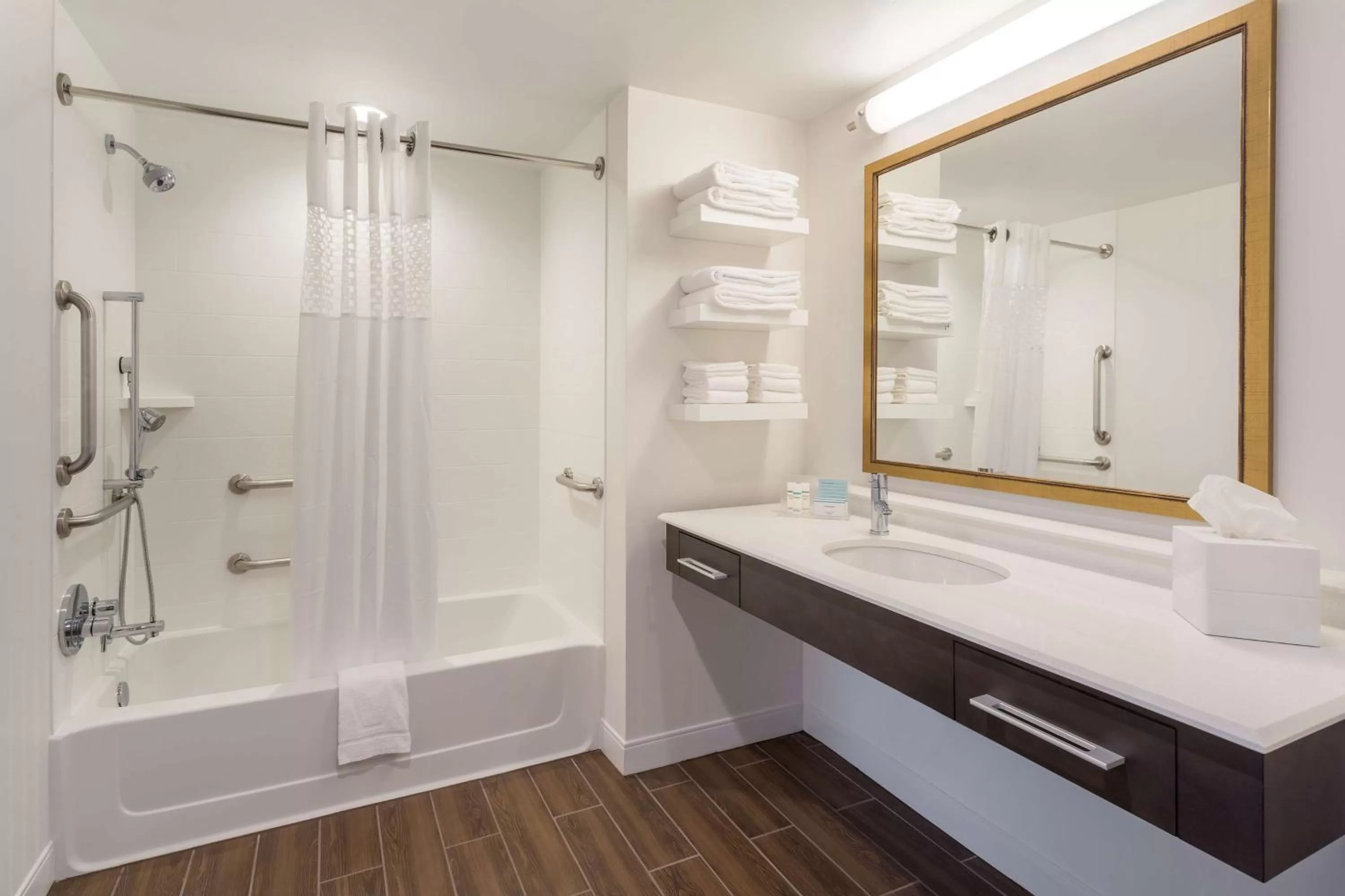 Bathroom in Hampton Inn & Suites Newport/Cincinnati, KY