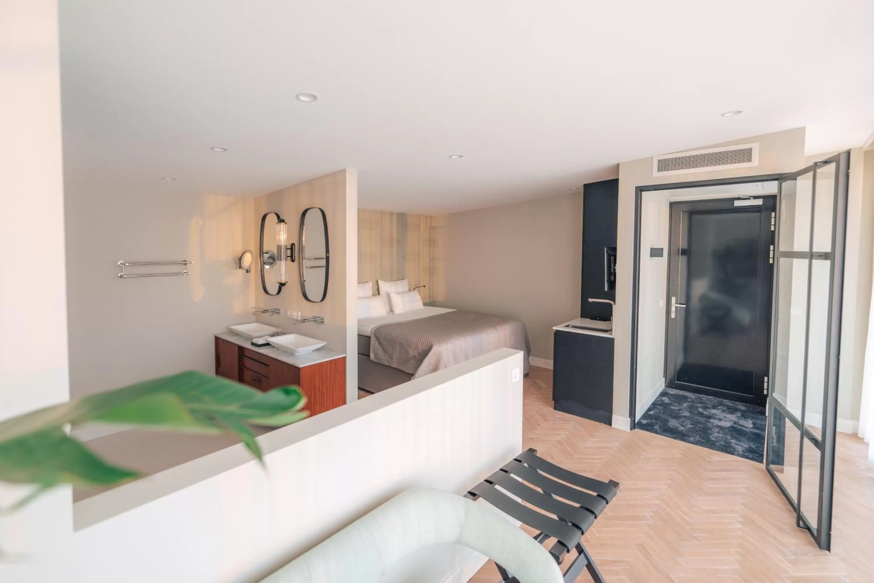 Bed, Kitchen/Kitchenette in Boutique Hotel De Witte Dame