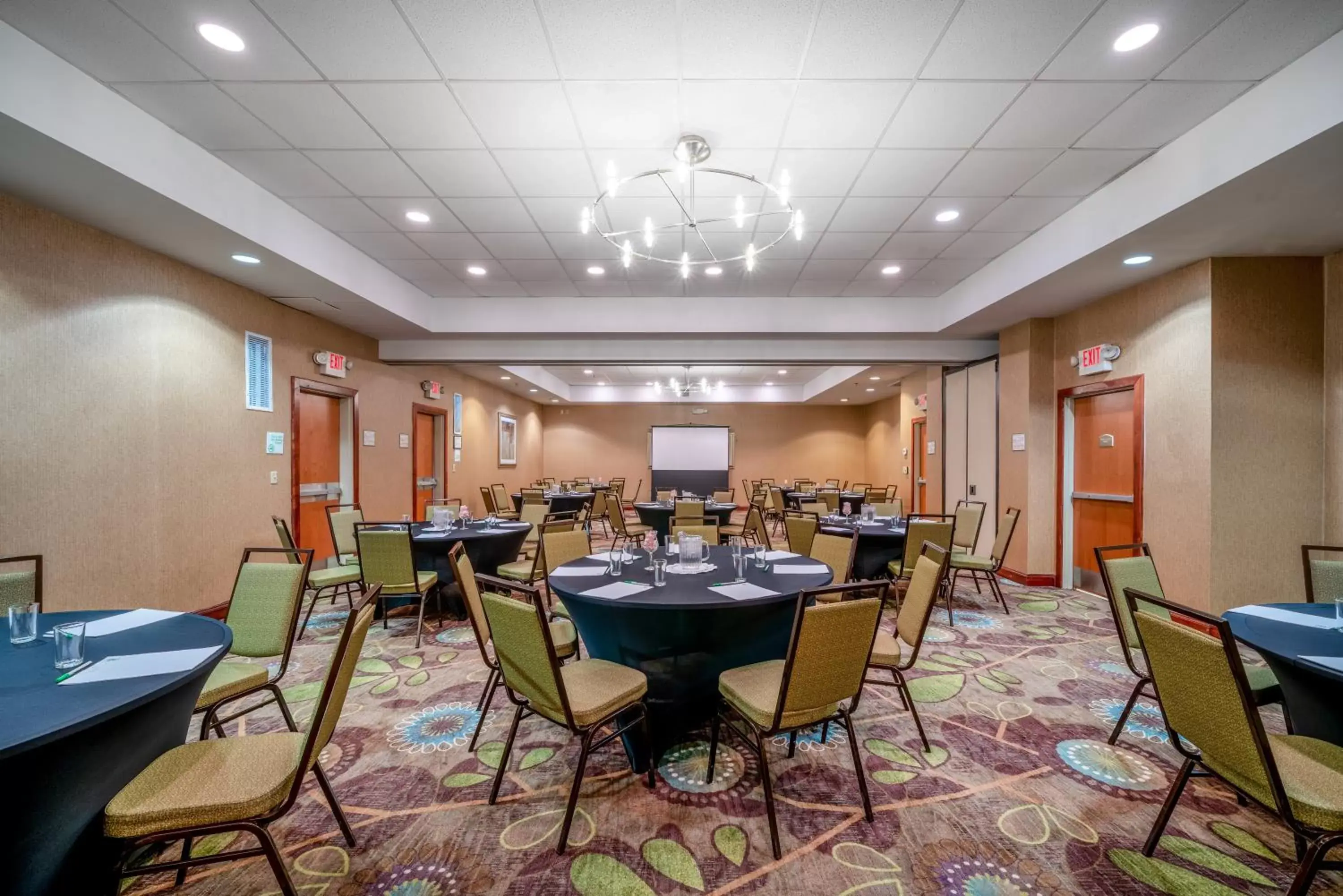 Meeting/conference room, Restaurant/Places to Eat in Holiday Inn Manassas - Battlefield, an IHG Hotel