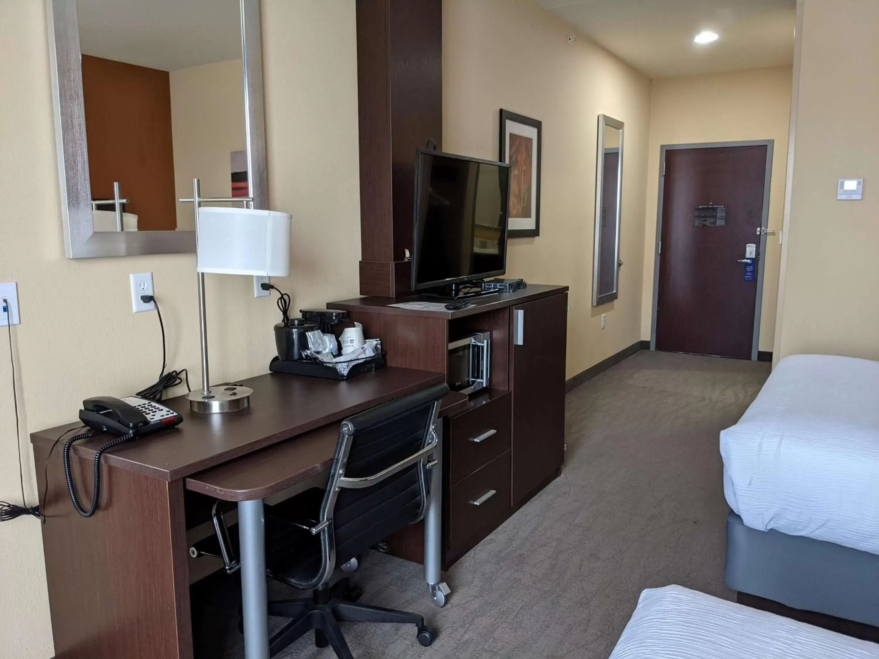 Photo of the whole room, TV/Entertainment Center in Best Western St. Louis Airport North Hotel & Suites