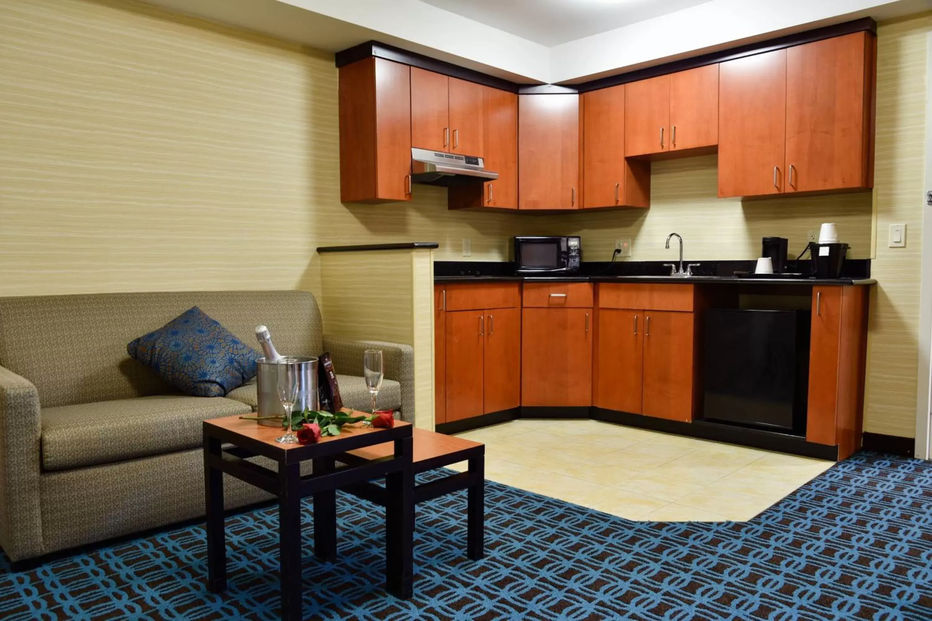 Kitchen or kitchenette, Kitchen/Kitchenette in Fairfield Inn Hartford Airport