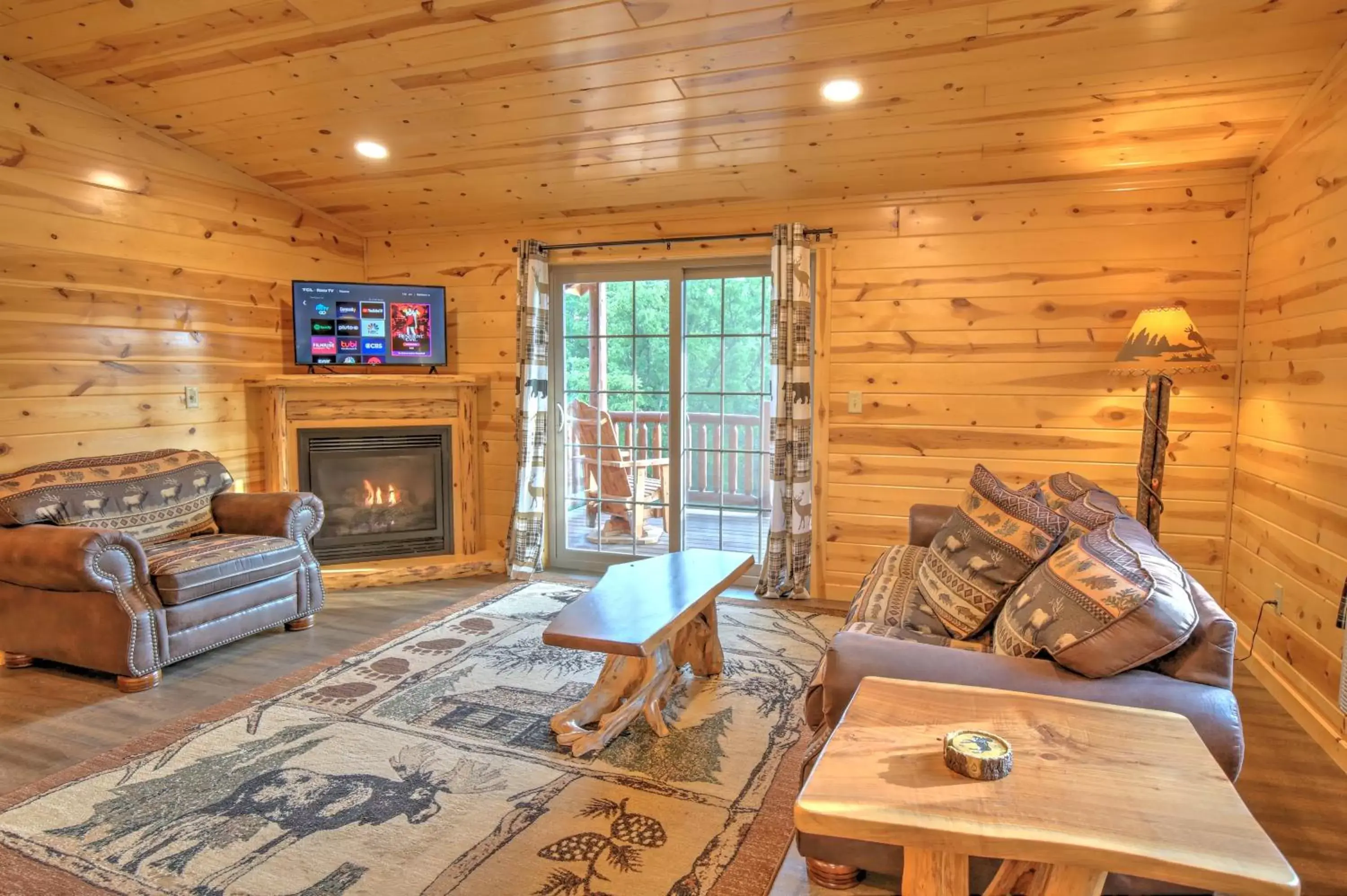 TV and multimedia, Seating Area in Blessing Lodge by Amish Country Lodging