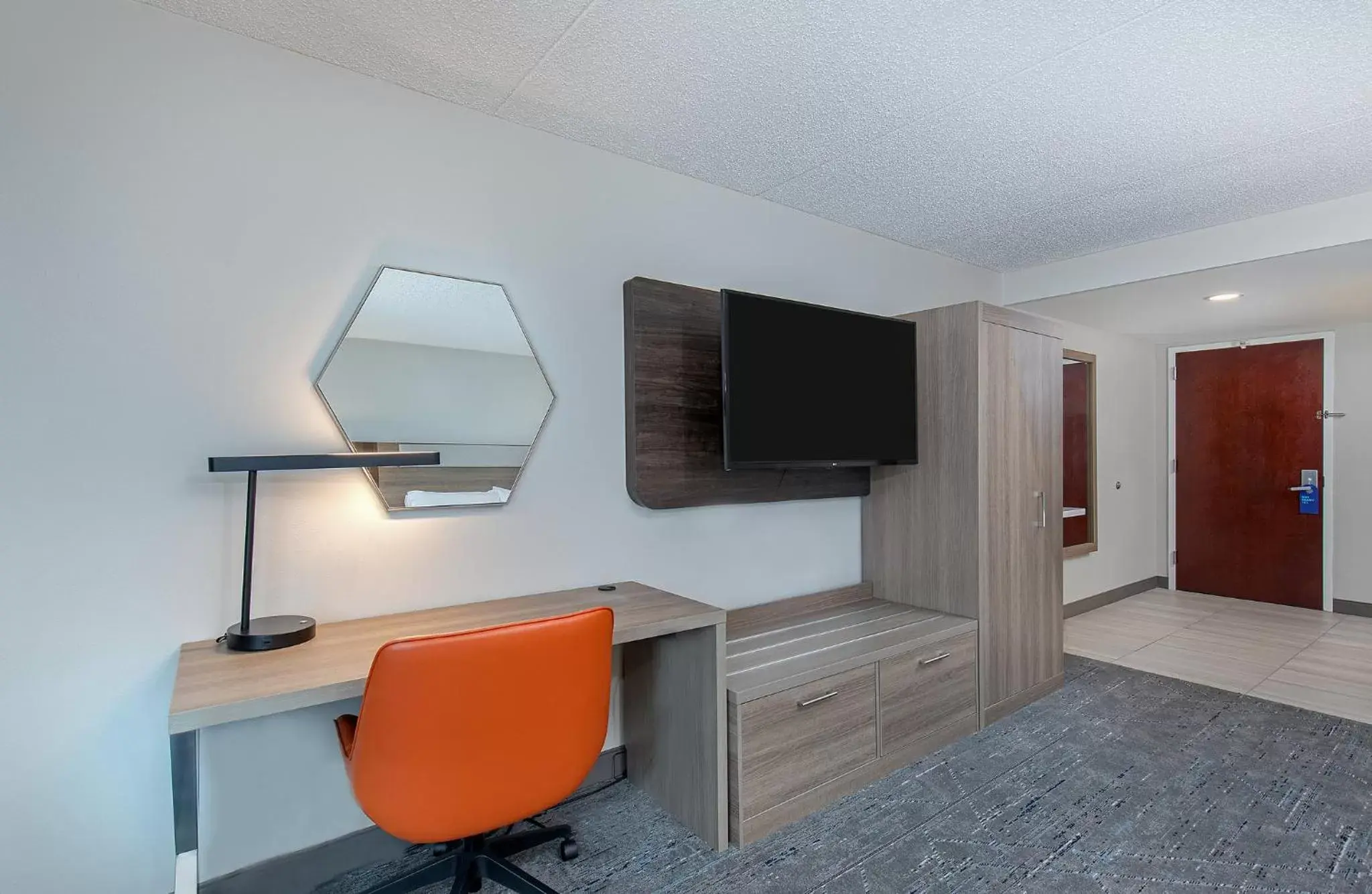 Photo of the whole room, TV/Entertainment Center in Holiday Inn Express & Suites Columbus at Northlake, an IHG Hotel