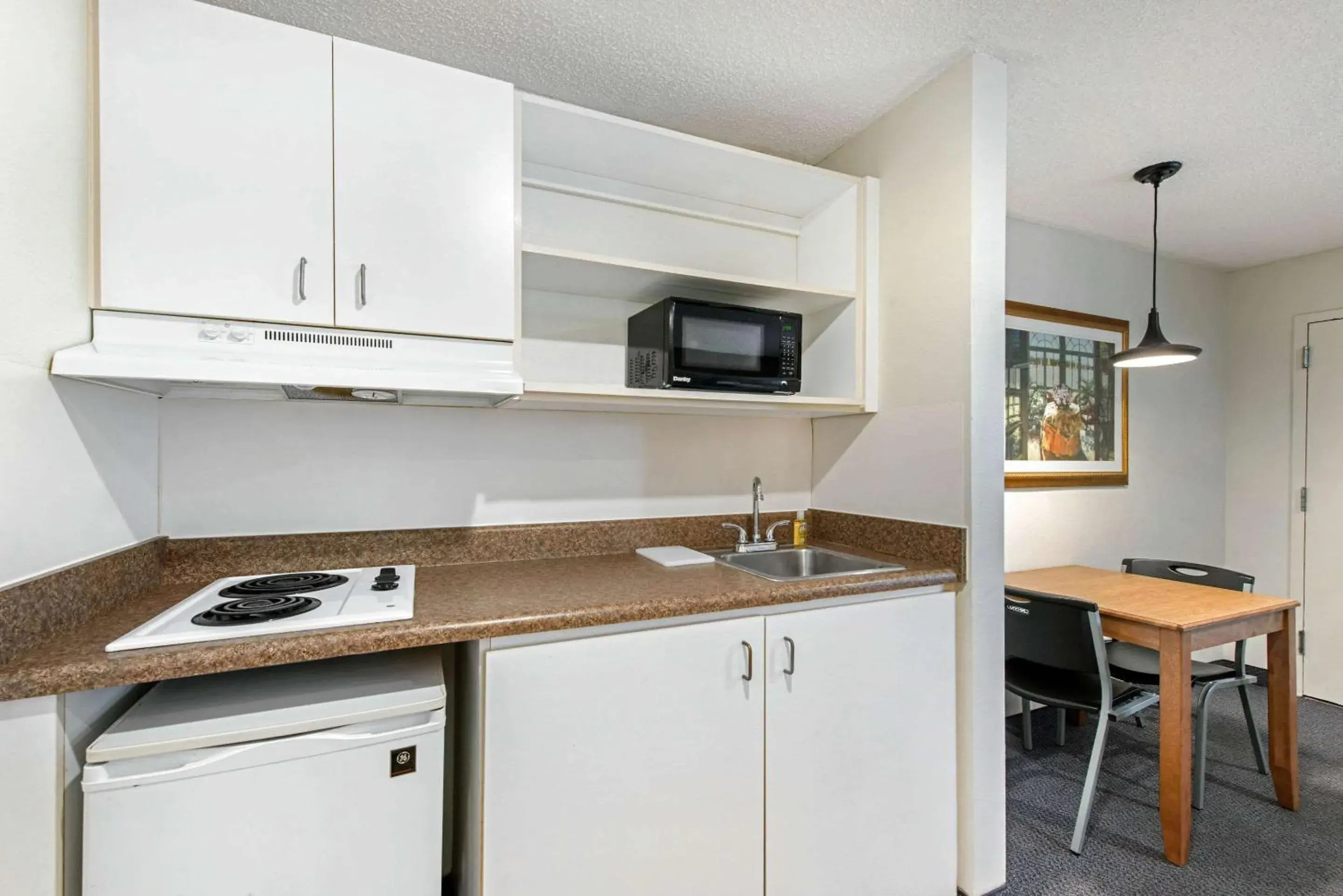 Bedroom, Kitchen/Kitchenette in Suburban Studios Lakeland North I-4